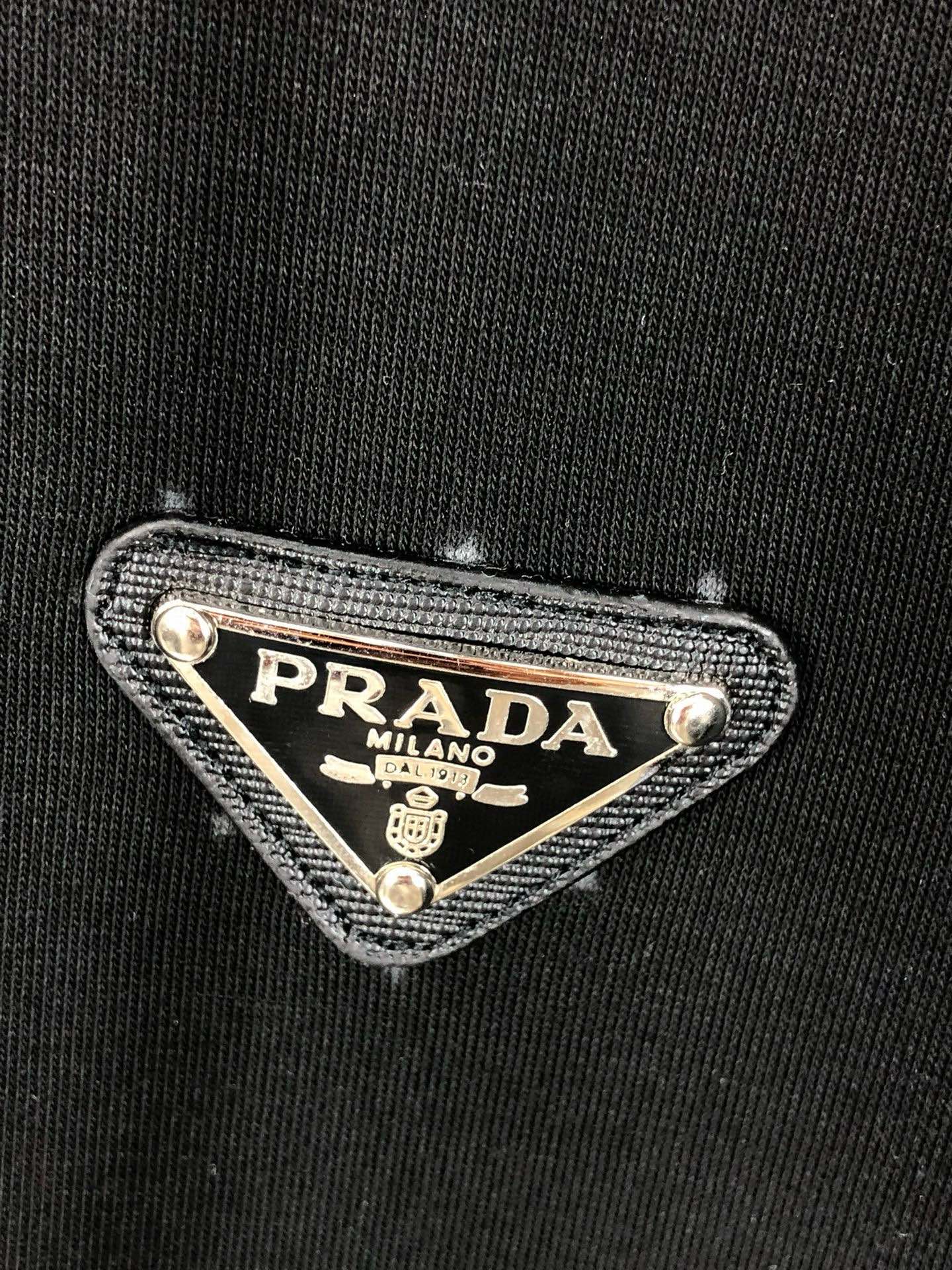 图片[6]-P740 Prada普拉达 2024ss早秋最新款休闲夹克外套 高端品质
版型面料五金都是专柜1:1定制
面料是用的100%纯棉面料
logo采用品牌经典三角标装饰
时髦高端大气
身上帅气有型一点不拘束、采用优质进口纯棉材质上身超级舒适！搭配经典抽绳点缀整件超级酷炫上档次！上身不厚重尽显时尚个性气息！🌽
颜色:黑色  白色
码数:M-XXXL-高仿包包