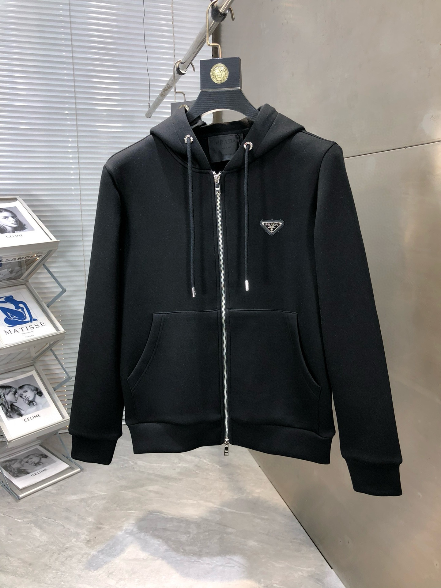 图片[2]-P740 Prada普拉达 2024ss早秋最新款休闲夹克外套 高端品质
版型面料五金都是专柜1:1定制
面料是用的100%纯棉面料
logo采用品牌经典三角标装饰
时髦高端大气
身上帅气有型一点不拘束、采用优质进口纯棉材质上身超级舒适！搭配经典抽绳点缀整件超级酷炫上档次！上身不厚重尽显时尚个性气息！🌽
颜色:黑色  白色
码数:M-XXXL-高仿包包