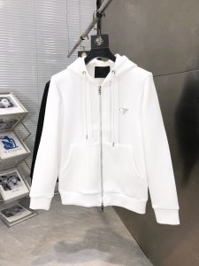 P740 Prada普拉达 2024ss早秋最新款休闲夹克外套 高端品质
版型面料五金都是专柜1:1定制
面料是用的100%纯棉面料
logo采用品牌经典三角标装饰
时髦高端大气
身上帅气有型一点不拘束、采用优质进口纯棉材质上身超级舒适！搭配经典抽绳点缀整件超级酷炫上档次！上身不厚重尽显时尚个性气息！🌽
颜色:黑色  白色
码数:M-XXXL-高仿包包