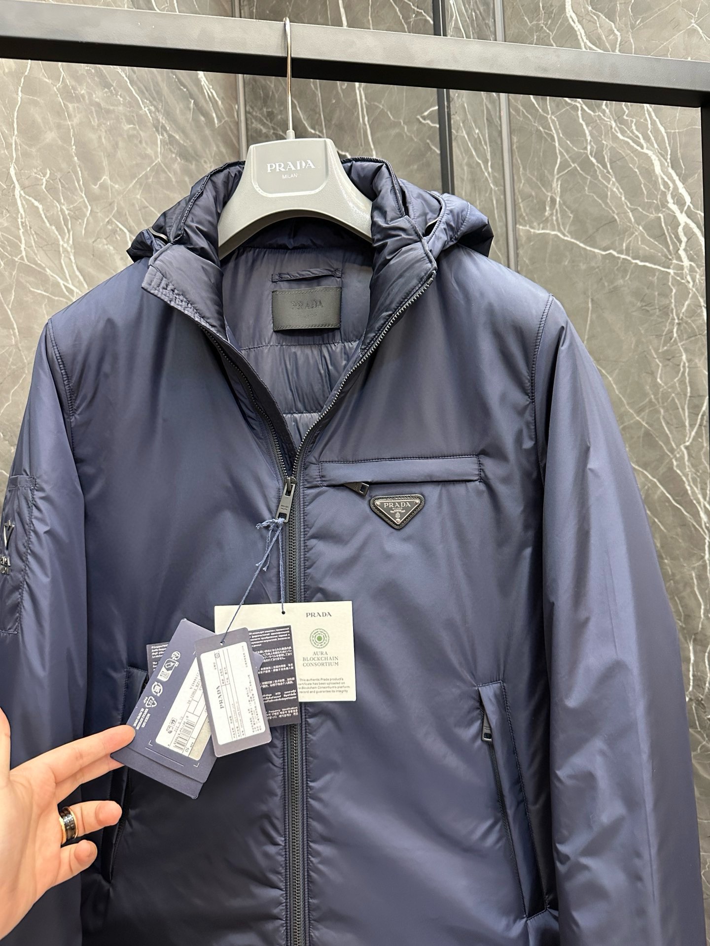 P1020 Moncler Moncler High-end recommended cattle 2024 fall and winter men's pure 90 down jacket! Noble lineage, full of fluffy feeling, cold weapon, high-end top tier ready-to-wear clothing, the entire garment is designed using hand-heavy craftsmanship, the inner part of the skeleton as a support are covered with hand-pressing adhesive strips of waterproof coating in the shape of outdoor raincoat as the tone of the design elements of fashion is not dominated by functionality of the high-street practical models filled with imported high-grade selection of 90 white duck down + 10 feathers, high gram weight, thick, quick-heating and heat preservation and warming effect of the gathering of the traditional craftsmanship of Zegna, the symbols of piece and give the new season of fashion and vitality, but also harmonious and fashion value. Zegna's traditional craftsmanship Symbol piece and gives the new season of fashion vitality and fashion aesthetic value also Zhuangyixiang style urban elite men preferred Size: M-3XL178 140 pounds wear L Slim maximum wearable 190 pounds