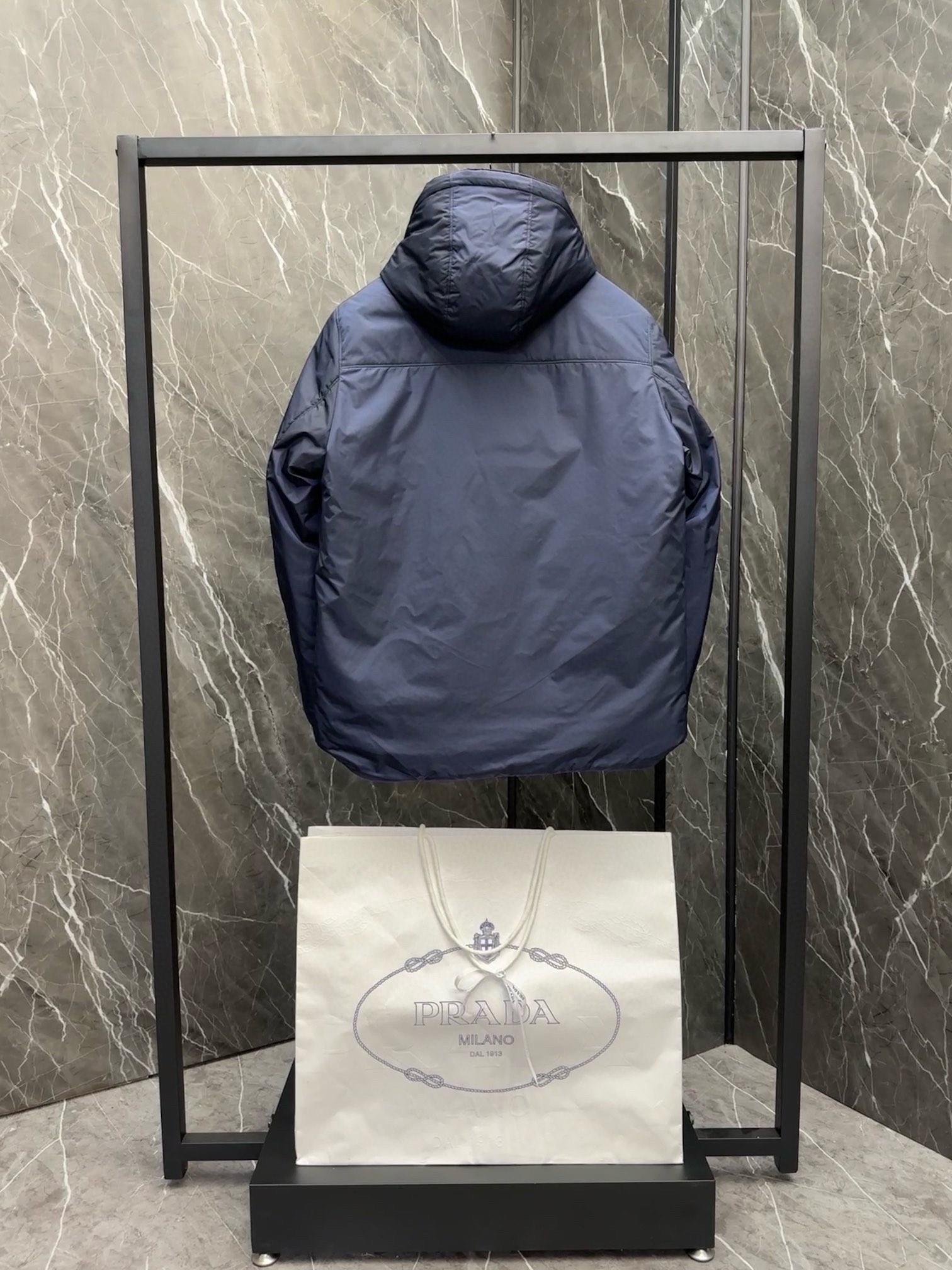P1020 Moncler Moncler High-end recommended cattle 2024 fall and winter men's pure 90 down jacket! Noble lineage, full of fluffy feeling, cold weapon, high-end top tier ready-to-wear clothing, the entire garment is designed using hand-heavy craftsmanship, the inner part of the skeleton as a support are covered with hand-pressing adhesive strips of waterproof coating in the shape of outdoor raincoat as the tone of the design elements of fashion is not dominated by functionality of the high-street practical models filled with imported high-grade selection of 90 white duck down + 10 feathers, high gram weight, thick, quick-heating and heat preservation and warming effect of the gathering of the traditional craftsmanship of Zegna, the symbols of piece and give the new season of fashion and vitality, but also harmonious and fashion value. Zegna's traditional craftsmanship Symbol piece and gives the new season of fashion vitality and fashion aesthetic value also Zhuangyixiang style urban elite men preferred Size: M-3XL178 140 pounds wear L Slim maximum wearable 190 pounds