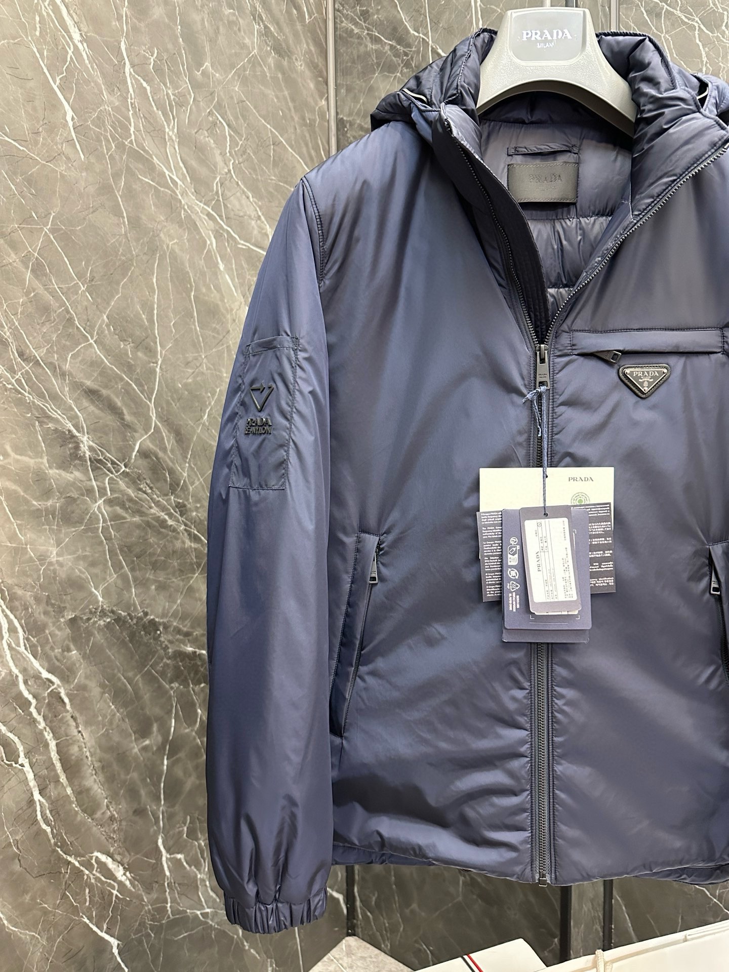 P1020 Moncler Moncler High-end recommended cattle 2024 fall and winter men's pure 90 down jacket! Noble lineage, full of fluffy feeling, cold weapon, high-end top tier ready-to-wear clothing, the entire garment is designed using hand-heavy craftsmanship, the inner part of the skeleton as a support are covered with hand-pressing adhesive strips of waterproof coating in the shape of outdoor raincoat as the tone of the design elements of fashion is not dominated by functionality of the high-street practical models filled with imported high-grade selection of 90 white duck down + 10 feathers, high gram weight, thick, quick-heating and heat preservation and warming effect of the gathering of the traditional craftsmanship of Zegna, the symbols of piece and give the new season of fashion and vitality, but also harmonious and fashion value. Zegna's traditional craftsmanship Symbol piece and gives the new season of fashion vitality and fashion aesthetic value also Zhuangyixiang style urban elite men preferred Size: M-3XL178 140 pounds wear L Slim maximum wearable 190 pounds
