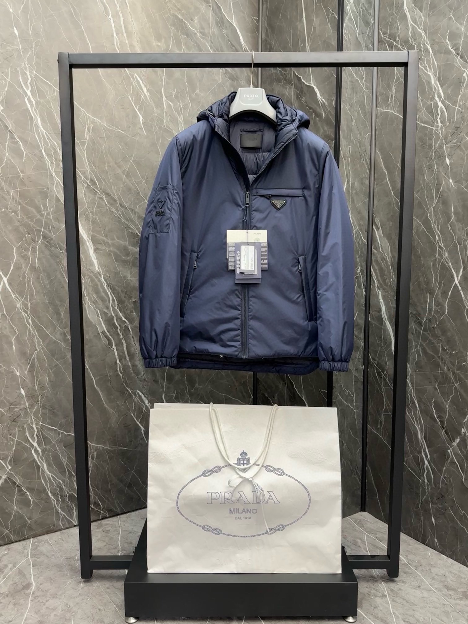P1020 Moncler Moncler High-end recommended cattle 2024 fall and winter men's pure 90 down jacket! Noble lineage, full of fluffy feeling, cold weapon, high-end top tier ready-to-wear clothing, the entire garment is designed using hand-heavy craftsmanship, the inner part of the skeleton as a support are covered with hand-pressing adhesive strips of waterproof coating in the shape of outdoor raincoat as the tone of the design elements of fashion is not dominated by functionality of the high-street practical models filled with imported high-grade selection of 90 white duck down + 10 feathers, high gram weight, thick, quick-heating and heat preservation and warming effect of the gathering of the traditional craftsmanship of Zegna, the symbols of piece and give the new season of fashion and vitality, but also harmonious and fashion value. Zegna's traditional craftsmanship Symbol piece and gives the new season of fashion vitality and fashion aesthetic value also Zhuangyixiang style urban elite men preferred Size: M-3XL178 140 pounds wear L Slim maximum wearable 190 pounds