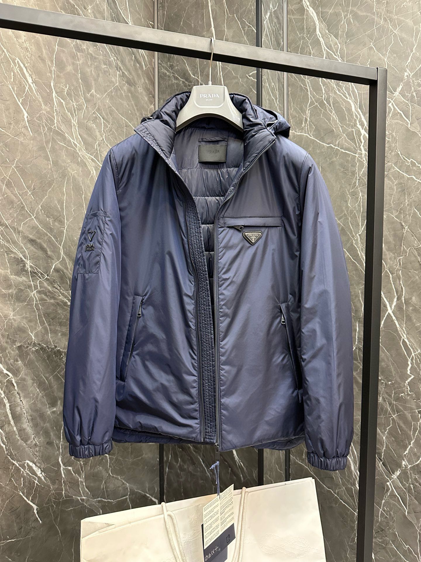 P1020 Moncler Moncler High-end recommended cattle 2024 fall and winter men's pure 90 down jacket! Noble lineage, full of fluffy feeling, cold weapon, high-end top tier ready-to-wear clothing, the entire garment is designed using hand-heavy craftsmanship, the inner part of the skeleton as a support are covered with hand-pressing adhesive strips of waterproof coating in the shape of outdoor raincoat as the tone of the design elements of fashion is not dominated by functionality of the high-street practical models filled with imported high-grade selection of 90 white duck down + 10 feathers, high gram weight, thick, quick-heating and heat preservation and warming effect of the gathering of the traditional craftsmanship of Zegna, the symbols of piece and give the new season of fashion and vitality, but also harmonious and fashion value. Zegna's traditional craftsmanship Symbol piece and gives the new season of fashion vitality and fashion aesthetic value also Zhuangyixiang style urban elite men preferred Size: M-3XL178 140 pounds wear L Slim maximum wearable 190 pounds