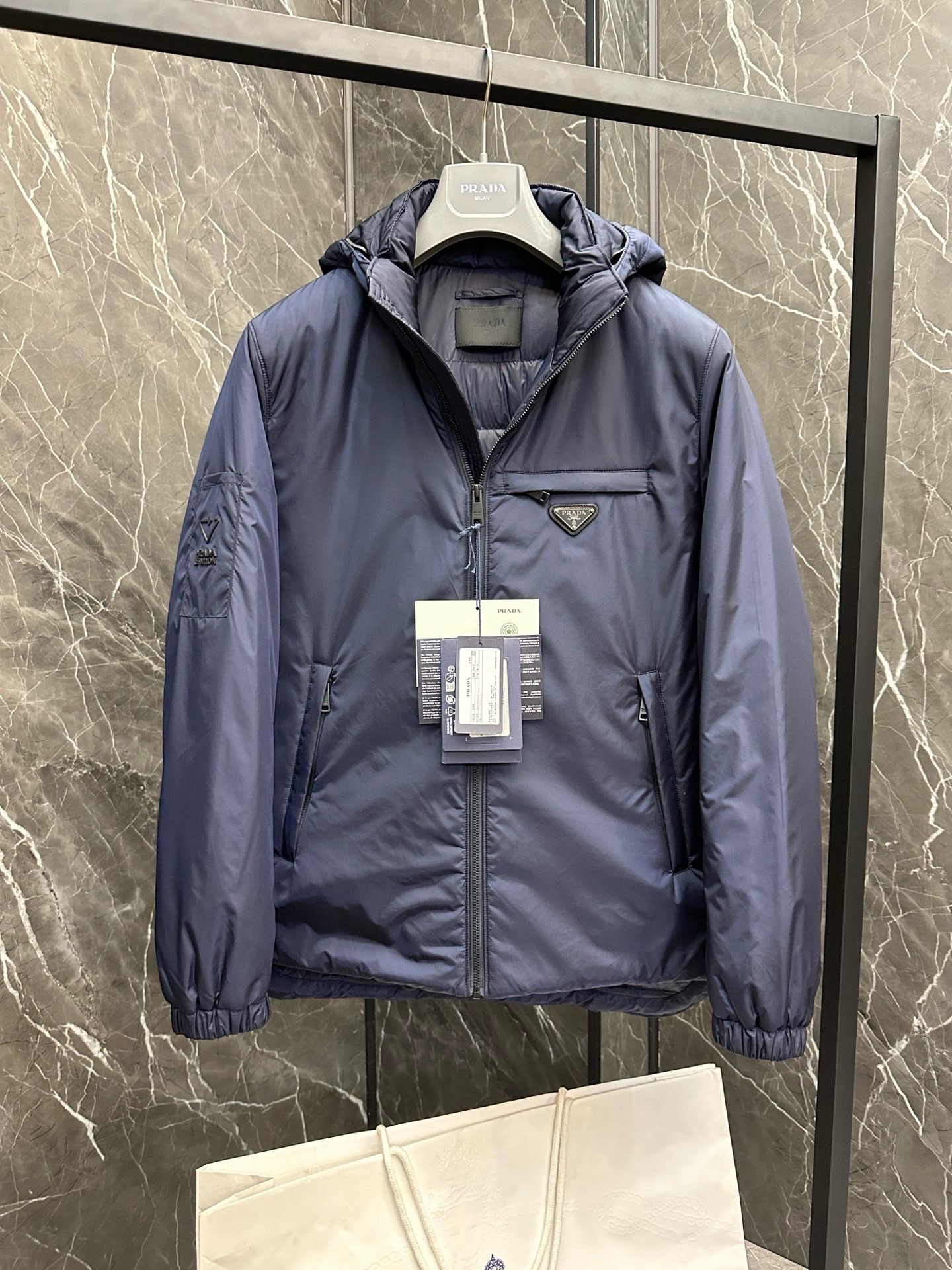 P1020 Moncler Moncler High-end recommended cattle 2024 fall and winter men's pure 90 down jacket! Noble lineage, full of fluffy feeling, cold weapon, high-end top tier ready-to-wear clothing, the entire garment is designed using hand-heavy craftsmanship, the inner part of the skeleton as a support are covered with hand-pressing adhesive strips of waterproof coating in the shape of outdoor raincoat as the tone of the design elements of fashion is not dominated by functionality of the high-street practical models filled with imported high-grade selection of 90 white duck down + 10 feathers, high gram weight, thick, quick-heating and heat preservation and warming effect of the gathering of the traditional craftsmanship of Zegna, the symbols of piece and give the new season of fashion and vitality, but also harmonious and fashion value. Zegna's traditional craftsmanship Symbol piece and gives the new season of fashion vitality and fashion aesthetic value also Zhuangyixiang style urban elite men preferred Size: M-3XL178 140 pounds wear L Slim maximum wearable 190 pounds