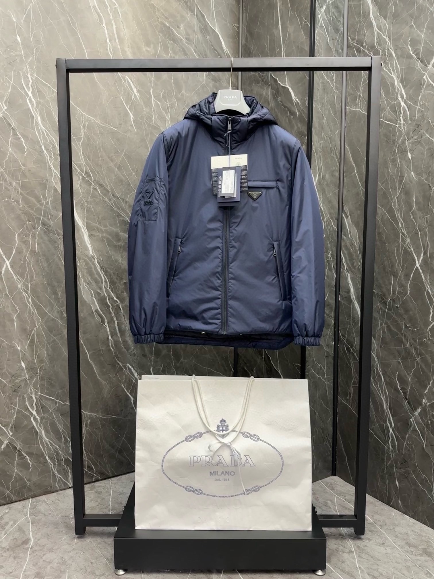 P1020 Moncler Moncler High-end recommended cattle 2024 fall and winter men's pure 90 down jacket! Noble lineage, full of fluffy feeling, cold weapon, high-end top tier ready-to-wear clothing, the entire garment is designed using hand-heavy craftsmanship, the inner part of the skeleton as a support are covered with hand-pressing adhesive strips of waterproof coating in the shape of outdoor raincoat as the tone of the design elements of fashion is not dominated by functionality of the high-street practical models filled with imported high-grade selection of 90 white duck down + 10 feathers, high gram weight, thick, quick-heating and heat preservation and warming effect of the gathering of the traditional craftsmanship of Zegna, the symbols of piece and give the new season of fashion and vitality, but also harmonious and fashion value. Zegna's traditional craftsmanship Symbol piece and gives the new season of fashion vitality and fashion aesthetic value also Zhuangyixiang style urban elite men preferred Size: M-3XL178 140 pounds wear L Slim maximum wearable 190 pounds