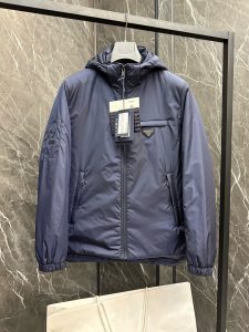 P1020 Prada普拉达  2024秋冬款男士纯正90羽绒服！贵族血统 蓬松感十足 御寒神器 高端顶尖一线成衣整件衣服采  用手重工艺设计内里作为骨架支持的部位都遍布手工压胶条防水涂层以户外冲锋衣的廓形为基调融入了时装的设计元素不以功  能性为主导高街实穿款填充物为进口高级甄选90白鸭绒+10羽毛高克重厚实速热以及聚温保暖效果极好聚集了杰尼亚传统工艺 符号片 并赋予了新一季时尚活力和时装美学价值亦庄亦谐的风格都市精英男士首选尺码：M-3XL178 140斤穿L修身 最大可穿190斤-高仿包包
