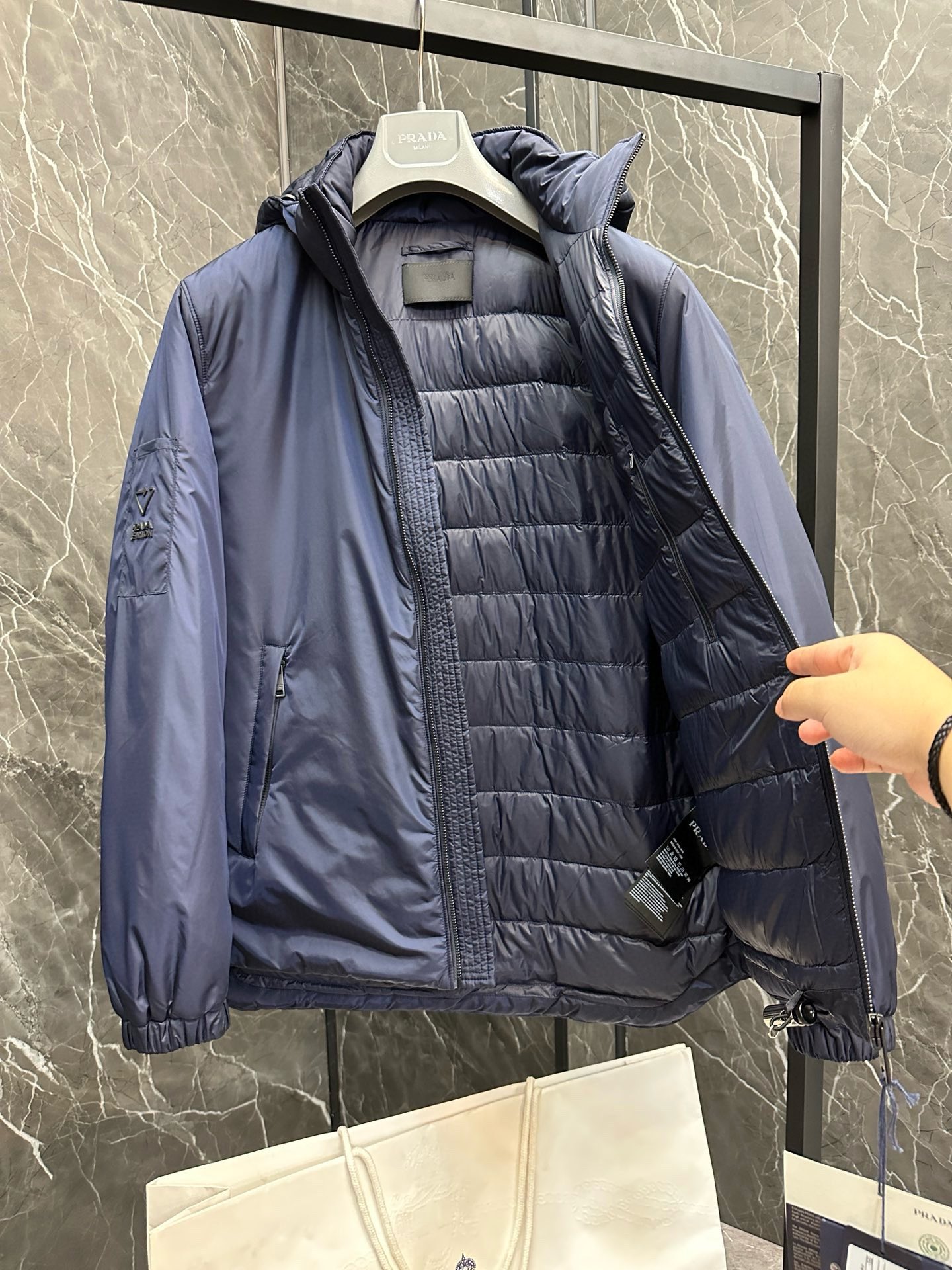 P1020 Moncler Moncler High-end recommended cattle 2024 fall and winter men's pure 90 down jacket! Noble lineage, full of fluffy feeling, cold weapon, high-end top tier ready-to-wear clothing, the entire garment is designed using hand-heavy craftsmanship, the inner part of the skeleton as a support are covered with hand-pressing adhesive strips of waterproof coating in the shape of outdoor raincoat as the tone of the design elements of fashion is not dominated by functionality of the high-street practical models filled with imported high-grade selection of 90 white duck down + 10 feathers, high gram weight, thick, quick-heating and heat preservation and warming effect of the gathering of the traditional craftsmanship of Zegna, the symbols of piece and give the new season of fashion and vitality, but also harmonious and fashion value. Zegna's traditional craftsmanship Symbol piece and gives the new season of fashion vitality and fashion aesthetic value also Zhuangyixiang style urban elite men preferred Size: M-3XL178 140 pounds wear L Slim maximum wearable 190 pounds