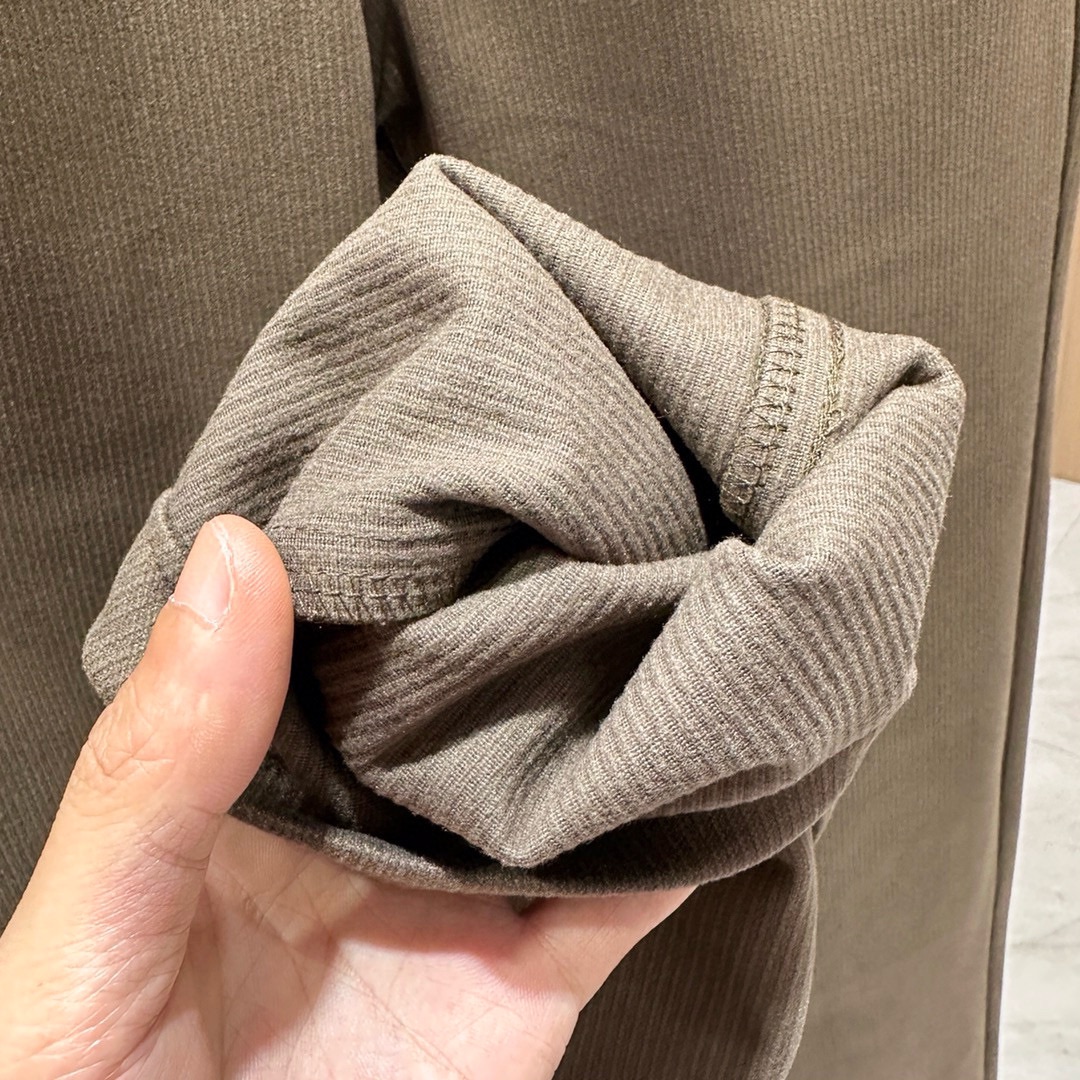 P480 Burberry 2024 fall and winter Asia counter collection of the latest models! High-end goods high-end custom-made Slim business casual pants suit pants original hardware daily business casual are fully applicable to the models on the body effect is super positive three-dimensional Slim hip leg line completely get to highlight the special cotton fabric containing Tencel! Belong to the type of color woven cotton! The texture is tight and delicate on the body is very comfortable and stylish and extremely wearable versatile very worth getting! Old customers must receive recommended! Size: 29-40