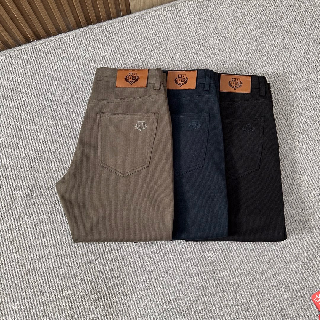 P480 Burberry 2024 fall and winter Asia counter collection of the latest models! High-end goods high-end custom-made Slim business casual pants suit pants original hardware daily business casual are fully applicable to the models on the body effect is super positive three-dimensional Slim hip leg line completely get to highlight the special cotton fabric containing Tencel! Belong to the type of color woven cotton! The texture is tight and delicate on the body is very comfortable and stylish and extremely wearable versatile very worth getting! Old customers must receive recommended! Size: 29-40