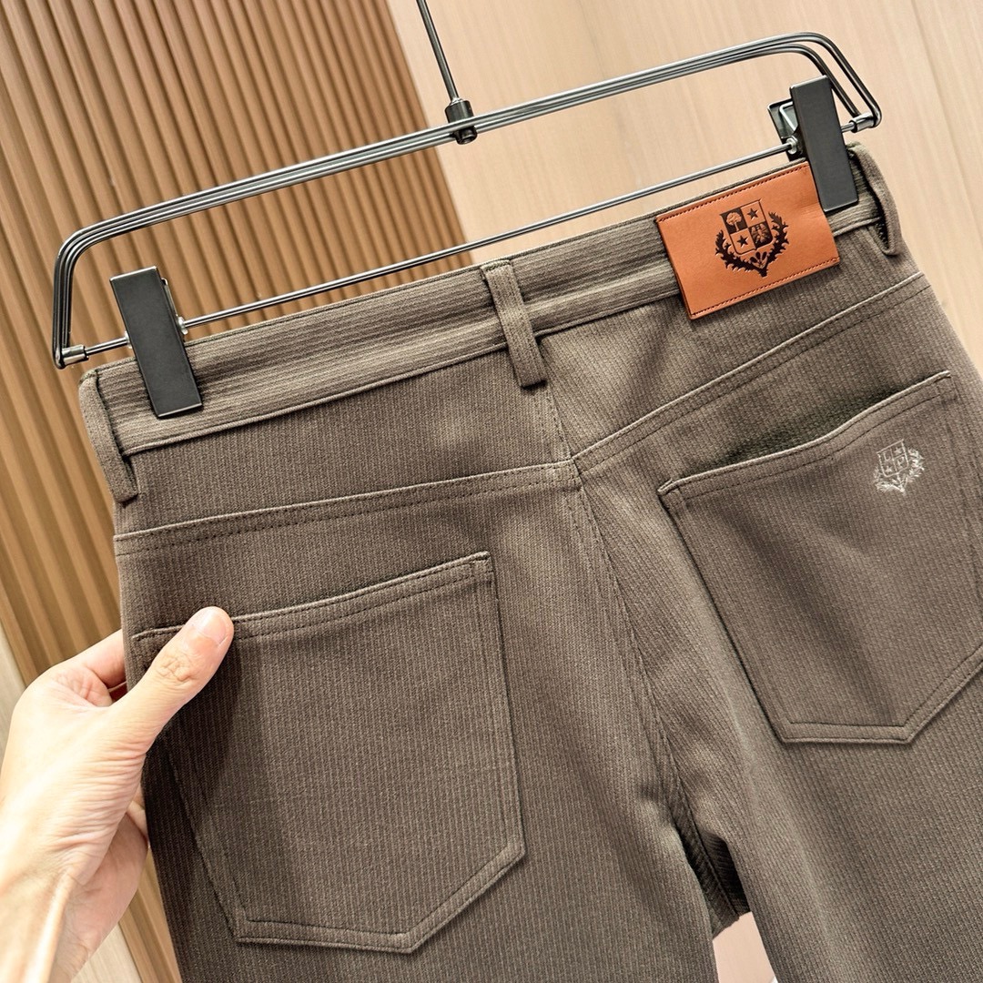P480 Burberry 2024 fall and winter Asia counter collection of the latest models! High-end goods high-end custom-made Slim business casual pants suit pants original hardware daily business casual are fully applicable to the models on the body effect is super positive three-dimensional Slim hip leg line completely get to highlight the special cotton fabric containing Tencel! Belong to the type of color woven cotton! The texture is tight and delicate on the body is very comfortable and stylish and extremely wearable versatile very worth getting! Old customers must receive recommended! Size: 29-40