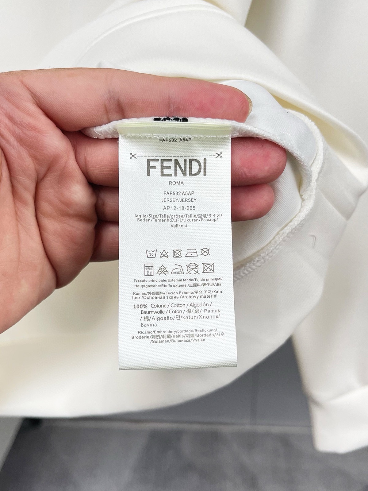 图片[9]-P480 FENDI芬迪  最大6XL穿240斤  2024秋冬GW同步卫衣T恤！秋冬单穿打底都非常出色！延续经典！全品相订单款！胸前重 工艺logo设计高端订制空气层长绒棉面料从版型到设计都很有时代的新潮感不管版型还是设计足够有细节！领口微微贴合颈部 好版型好面料！高密度精棉材质 上身舒适亲肤保暖有型！码数:M-6XL（178 140斤L 最大240斤）-高仿包包