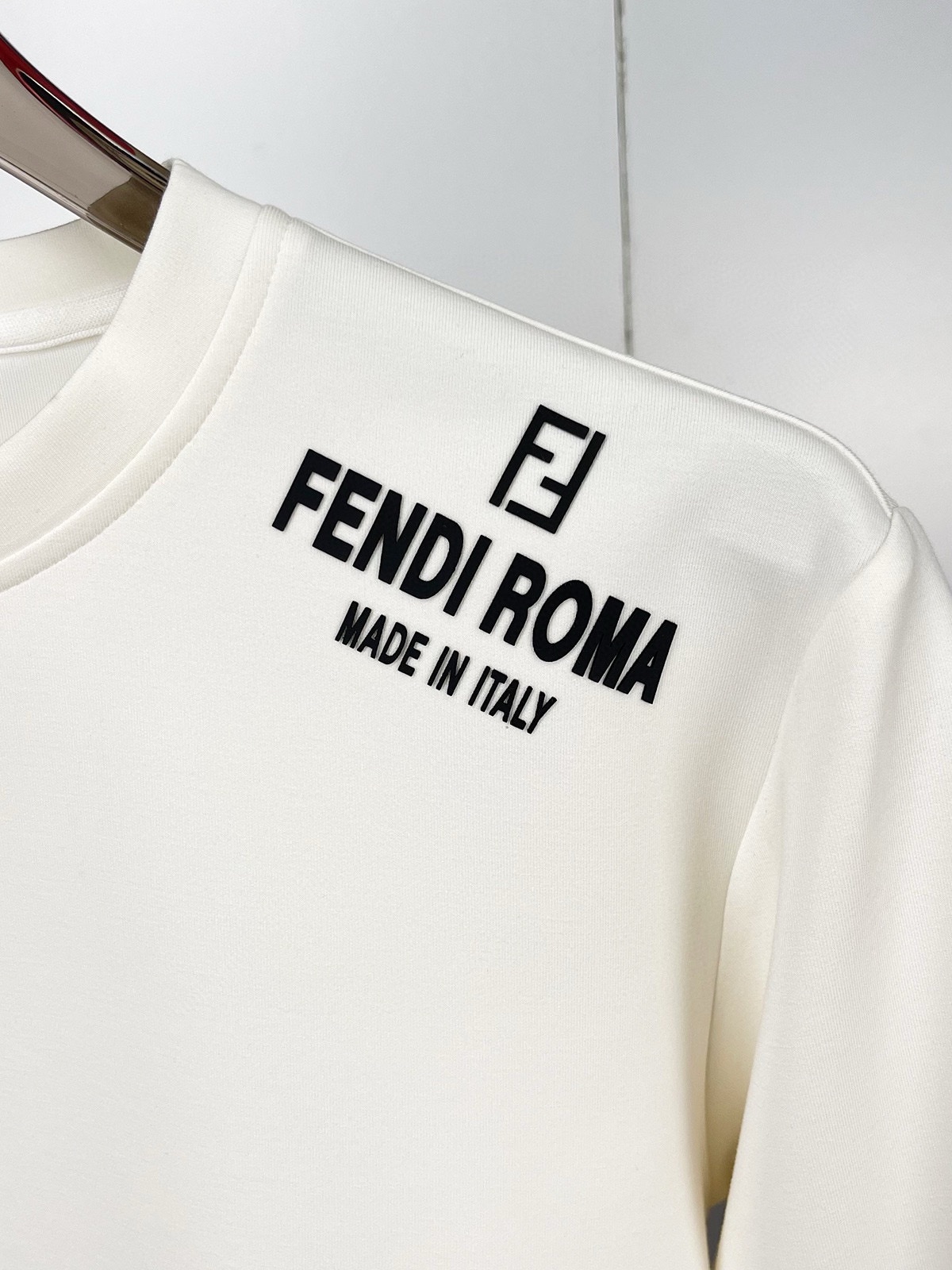 图片[5]-P480 FENDI芬迪  最大6XL穿240斤  2024秋冬GW同步卫衣T恤！秋冬单穿打底都非常出色！延续经典！全品相订单款！胸前重 工艺logo设计高端订制空气层长绒棉面料从版型到设计都很有时代的新潮感不管版型还是设计足够有细节！领口微微贴合颈部 好版型好面料！高密度精棉材质 上身舒适亲肤保暖有型！码数:M-6XL（178 140斤L 最大240斤）-高仿包包