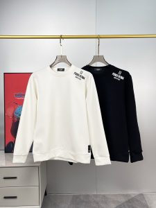P480 FENDI芬迪  最大6XL穿240斤  2024秋冬GW同步卫衣T恤！秋冬单穿打底都非常出色！延续经典！全品相订单款！胸前重 工艺logo设计高端订制空气层长绒棉面料从版型到设计都很有时代的新潮感不管版型还是设计足够有细节！领口微微贴合颈部 好版型好面料！高密度精棉材质 上身舒适亲肤保暖有型！码数:M-6XL（178 140斤L 最大240斤）-高仿包包