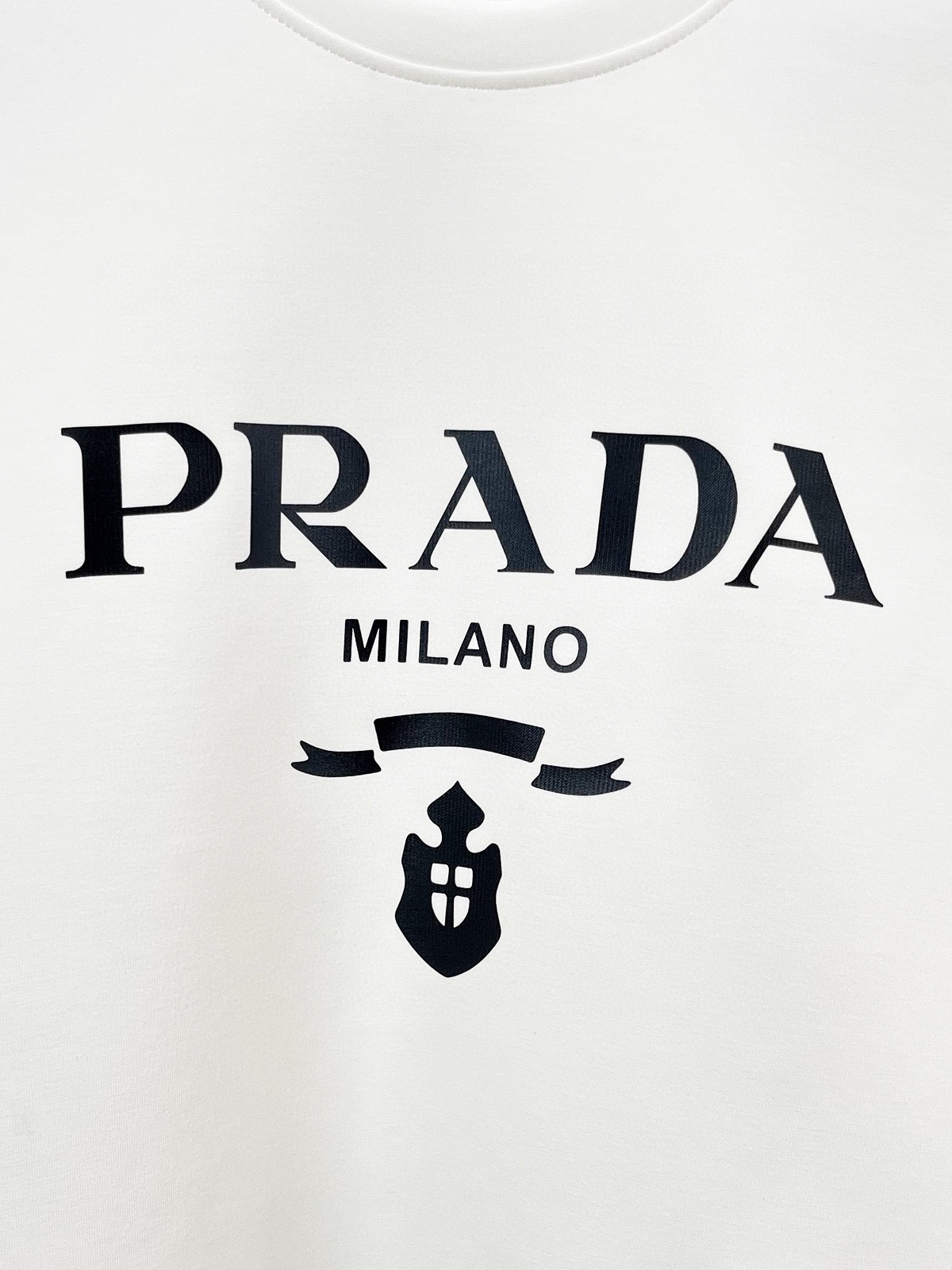 图片[6]-P480 Prada普拉达  最大6XL穿240斤  2024秋冬GW同步卫衣T恤！秋冬单穿打底都非常出色！延续经典！全品相订单款！胸前重 工艺logo设计高端订制空气层长绒棉面料从版型到设计都很有时代的新潮感不管版型还是设计足够有细节！领口微微贴合颈部 好版型好面料！高密度精棉材质 上身舒适亲肤保暖有型！码数:M-6XL（178 140斤L 最大240斤）-高仿包包
