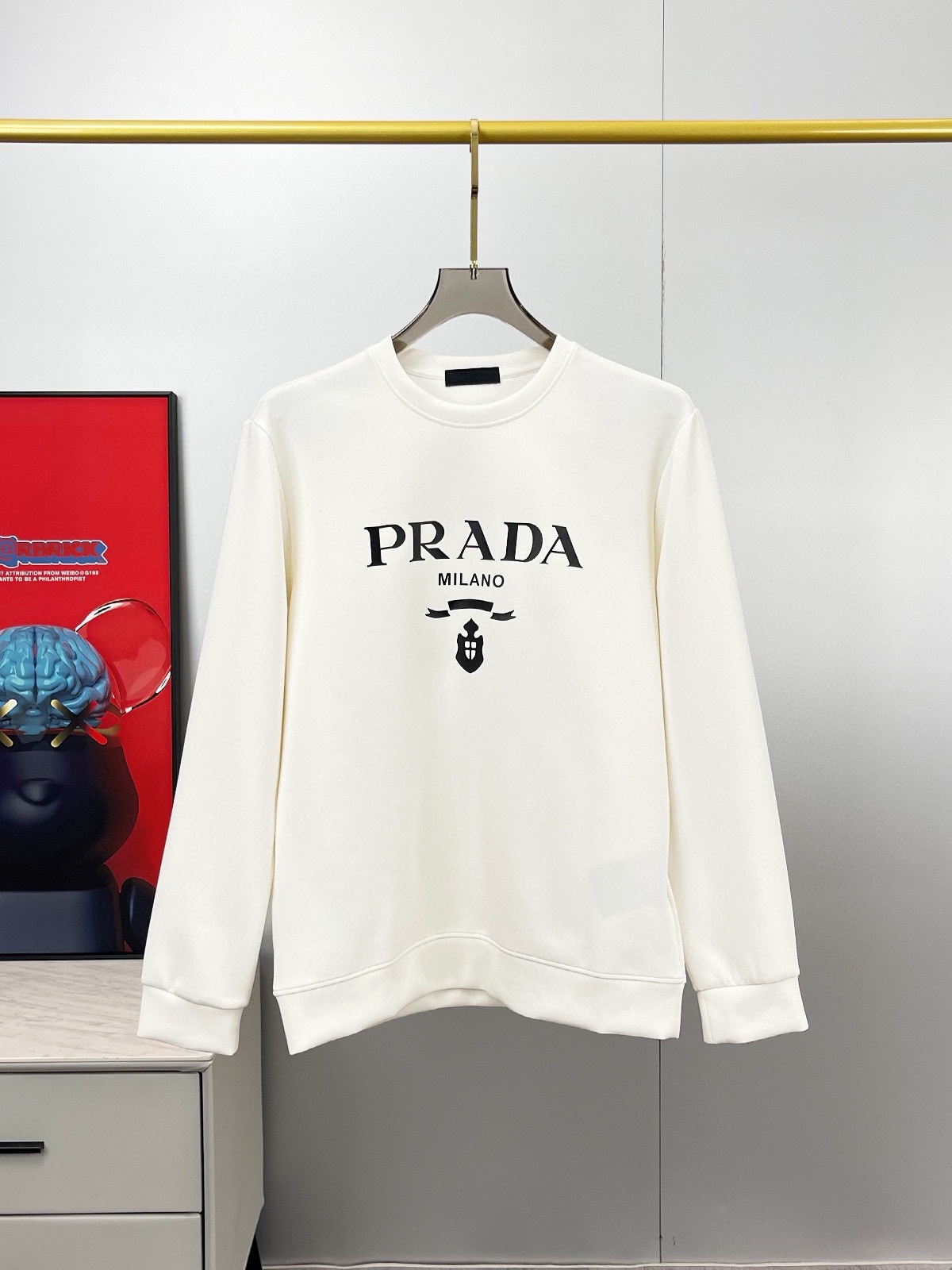 图片[3]-P480 Prada普拉达  最大6XL穿240斤  2024秋冬GW同步卫衣T恤！秋冬单穿打底都非常出色！延续经典！全品相订单款！胸前重 工艺logo设计高端订制空气层长绒棉面料从版型到设计都很有时代的新潮感不管版型还是设计足够有细节！领口微微贴合颈部 好版型好面料！高密度精棉材质 上身舒适亲肤保暖有型！码数:M-6XL（178 140斤L 最大240斤）-高仿包包