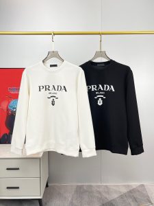 P480 Prada普拉达  最大6XL穿240斤  2024秋冬GW同步卫衣T恤！秋冬单穿打底都非常出色！延续经典！全品相订单款！胸前重 工艺logo设计高端订制空气层长绒棉面料从版型到设计都很有时代的新潮感不管版型还是设计足够有细节！领口微微贴合颈部 好版型好面料！高密度精棉材质 上身舒适亲肤保暖有型！码数:M-6XL（178 140斤L 最大240斤）-高仿包包