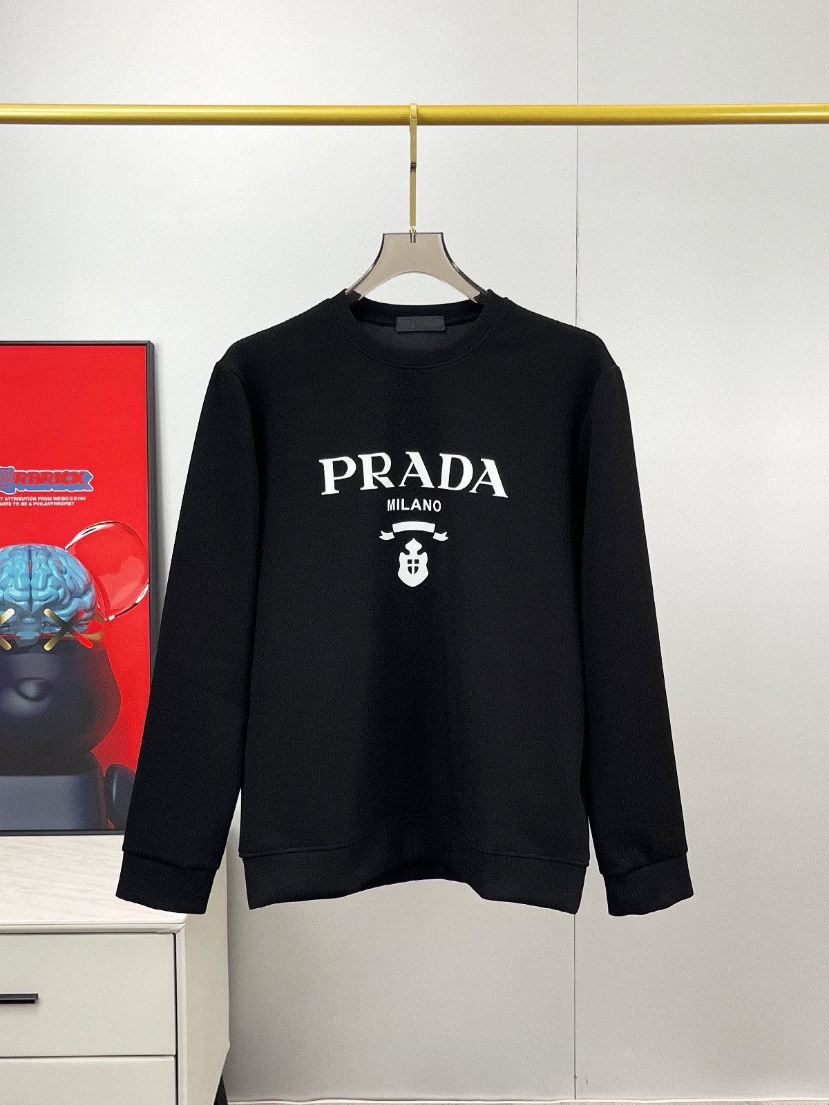 图片[2]-P480 Prada普拉达  最大6XL穿240斤  2024秋冬GW同步卫衣T恤！秋冬单穿打底都非常出色！延续经典！全品相订单款！胸前重 工艺logo设计高端订制空气层长绒棉面料从版型到设计都很有时代的新潮感不管版型还是设计足够有细节！领口微微贴合颈部 好版型好面料！高密度精棉材质 上身舒适亲肤保暖有型！码数:M-6XL（178 140斤L 最大240斤）-高仿包包