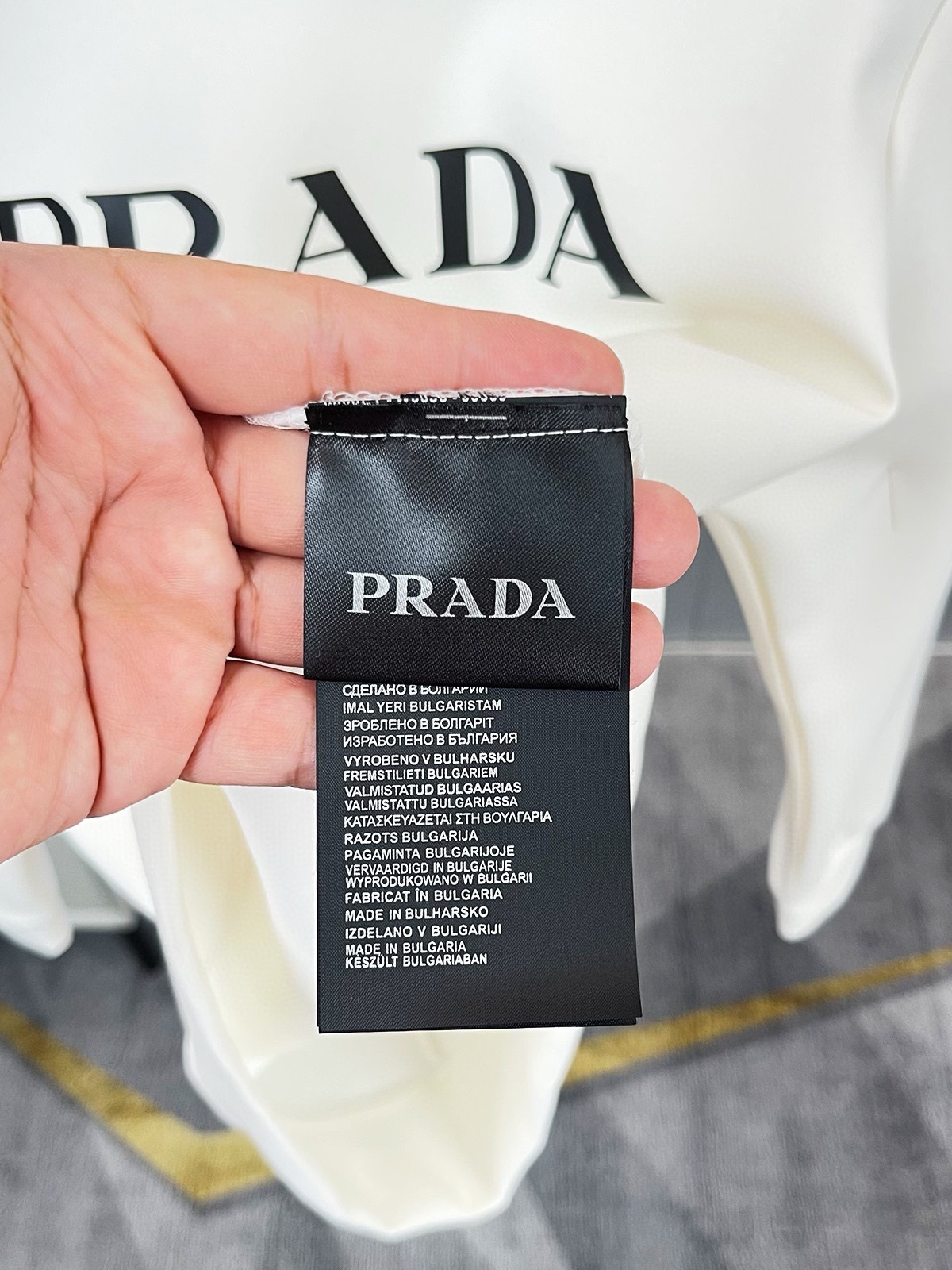 图片[8]-P480 Prada普拉达  最大6XL穿240斤  2024秋冬GW同步卫衣T恤！秋冬单穿打底都非常出色！延续经典！全品相订单款！胸前重 工艺logo设计高端订制空气层长绒棉面料从版型到设计都很有时代的新潮感不管版型还是设计足够有细节！领口微微贴合颈部 好版型好面料！高密度精棉材质 上身舒适亲肤保暖有型！码数:M-6XL（178 140斤L 最大240斤）-高仿包包