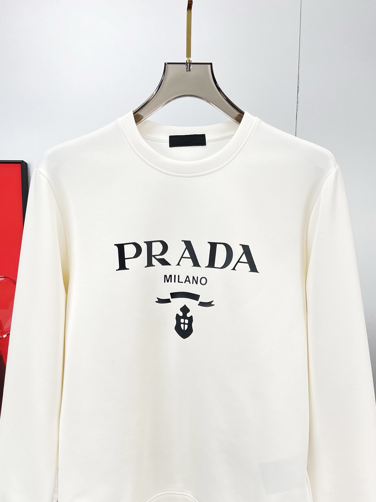 图片[9]-P480 Prada普拉达  最大6XL穿240斤  2024秋冬GW同步卫衣T恤！秋冬单穿打底都非常出色！延续经典！全品相订单款！胸前重 工艺logo设计高端订制空气层长绒棉面料从版型到设计都很有时代的新潮感不管版型还是设计足够有细节！领口微微贴合颈部 好版型好面料！高密度精棉材质 上身舒适亲肤保暖有型！码数:M-6XL（178 140斤L 最大240斤）-高仿包包