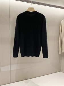 P700 MM6 24AW秋冬新款进口百分百美利奴羊毛线衣贸易公司渠道稀出同步官网发售！MM6新款毛衣以其独特的设计和卓越的品质成为时尚界的一颗璀璨明星！它不仅能满足你的日常穿着需求更能展现你的独特品味和生活态度！细节决定成败全羊毛面料应付作为暖冬的打底衫也绰绰有余经典纯色圆领系列一贯以MM6标示刺绣LOGO招牌经典元素全衣纯色设计一点元素不增加极致简洁、纱线全部都是客供、纱线不是一般实力客户根本搞不定手感极其好单穿贴身都可以、质感也好到爆基础版且带点识别度的单品的好处随意搭配店主强烈推荐自留款！
黑色 灰色 浅卡其
标准尺码 M到XXXL
实物测量数据：
M号 胸围100 肩宽43 衣长66 袖长63
L号 胸围104 肩宽44 衣长67 袖长64
XL号胸围108 肩宽46 衣长68 袖长65
XXL号 胸围112 肩宽48 衣长69 袖长66
XXXL号 胸围116 肩宽50 衣长71 袖长67-高仿包包