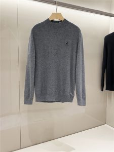 P700意大利高奢品牌Z家 全新全羊毛定制系列简洁高品质男士套头圆领毛衣2024秋冬新款纯色款男士纯羊毛针织衫！93%美利奴羊毛+7%山羊绒贸易渠道货品！高逼格的法式裁剪艺术尽显男士魅力风采独家首发亮相出口渠道精品奢华品质成就时装地位！客供美利奴针织羊毛材质精细的羊毛料由日本专业细腻器械精织制作质感油腻润滑舒适宜人无紧迫感轻盈细腻无扎刺感！纯色简洁设计配合胸前的品牌Z字母标示低调奢侈味十足绝对是男人衣橱必不可缺少的搭配单品！
黑色 灰色
标准尺码 M到XXXL
实物测量数据：
M号 胸围100 肩宽43 衣长66 袖长63
L号 胸围104 肩宽44 衣长67 袖长64
XL号胸围108 肩宽46 衣长68 袖长65
XXL号 胸围112 肩宽48 衣长69 袖长66
XXXL号 胸围116 肩宽50 衣长71 袖长67-高仿包包