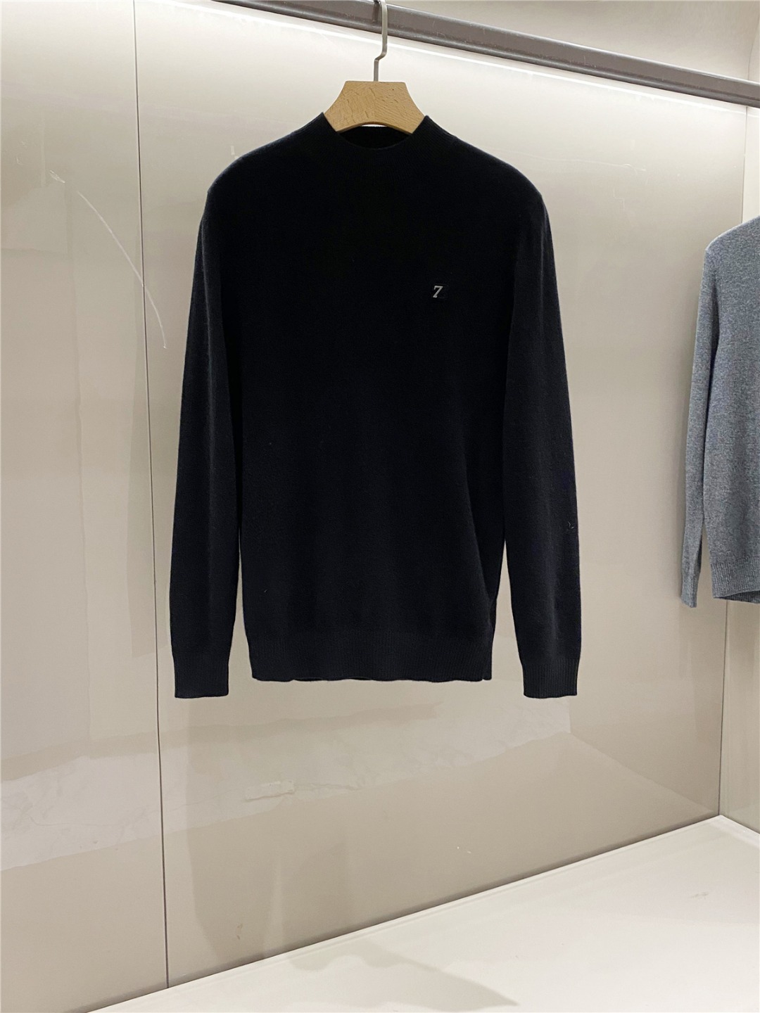P700意大利高奢品牌Z家 全新全羊毛定制系列简洁高品质男士套头圆领毛衣2024秋冬新款纯色款男士纯羊毛针织衫！93%美利奴羊毛+7%山羊绒贸易渠道货品！高逼格的法式裁剪艺术尽显男士魅力风采独家首发亮相出口渠道精品奢华品质成就时装地位！客供美利奴针织羊毛材质精细的羊毛料由日本专业细腻器械精织制作质感油腻润滑舒适宜人无紧迫感轻盈细腻无扎刺感！纯色简洁设计配合胸前的品牌Z字母标示低调奢侈味十足绝对是男人衣橱必不可缺少的搭配单品！
黑色 灰色
标准尺码 M到XXXL
实物测量数据：
M号 胸围100 肩宽43 衣长66 袖长63
L号 胸围104 肩宽44 衣长67 袖长64
XL号胸围108 肩宽46 衣长68 袖长65
XXL号 胸围112 肩宽48 衣长69 袖长66
XXXL号 胸围116 肩宽50 衣长71 袖长67-高仿包包
