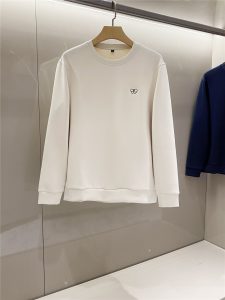 P5802024秋冬葆蝶家蝴蝶标志空气层打底衫添加30%莫代尔面料手感更舒适顺滑 也许BV不是最时尚的高奢品牌但是他永远不会过时经典的蝴蝶元素一目了然的品牌特征基础款玩的就是面料拼的就是实力！BV葆蝶家2024AW 秋冬新款男士长袖T恤打底衫澳门贸易公司渠道货国内一线大厂指定代工采用“日本东洋纺高科技技能面料”有兴趣的朋友可以百度一下作为全球知名的四大保暖材料商之一日本东洋纺是一种能够自行发热而温暖身体的一种全新材料柔软细腻的手感和保暖功能绝对刷新你对高科技打底衫的认识！大牌工厂对简单的款精髓也正在此处！商务休闲系列的纯色设计不知道穿什么 穿BV就对了！
黑色 白色
标准尺码尺码M到XXXL
实物测量数据：
M号 胸围100 肩宽43 衣长66 袖长63
L号 胸围104 肩宽44 衣长67 袖长64
XL号胸围108 肩宽46 衣长68 袖长65
XXL号 胸围112 肩宽48 衣长69 袖长66
XXXL号胸围116 肩宽50 衣长71 袖长67-高仿包包
