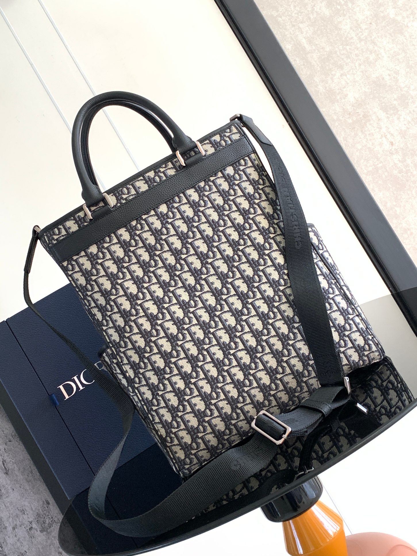 P1200 Dior Explorer collectionBeige and black Oblique print on all bodyBrass Dior logo on frontSide patch pockets with DIOR patchesInterior "DIOR" embossed logoFront flap pocket with DIOR logoAluminum buckleDual handlesChristian leather strap with Dior logoJacquard shoulder strap. Dior logo jacquardShoulder strapDetachable and adjustableCan be carried in hand or over the shoulderIncludes dust bagMade in ItalyMeasurements: 30 x 42 x 14.5 cm Model: 1ESSH069YIHMaterials: Oblique jacquard fabric, grained cowhide leather-High-quality imitation of the factory