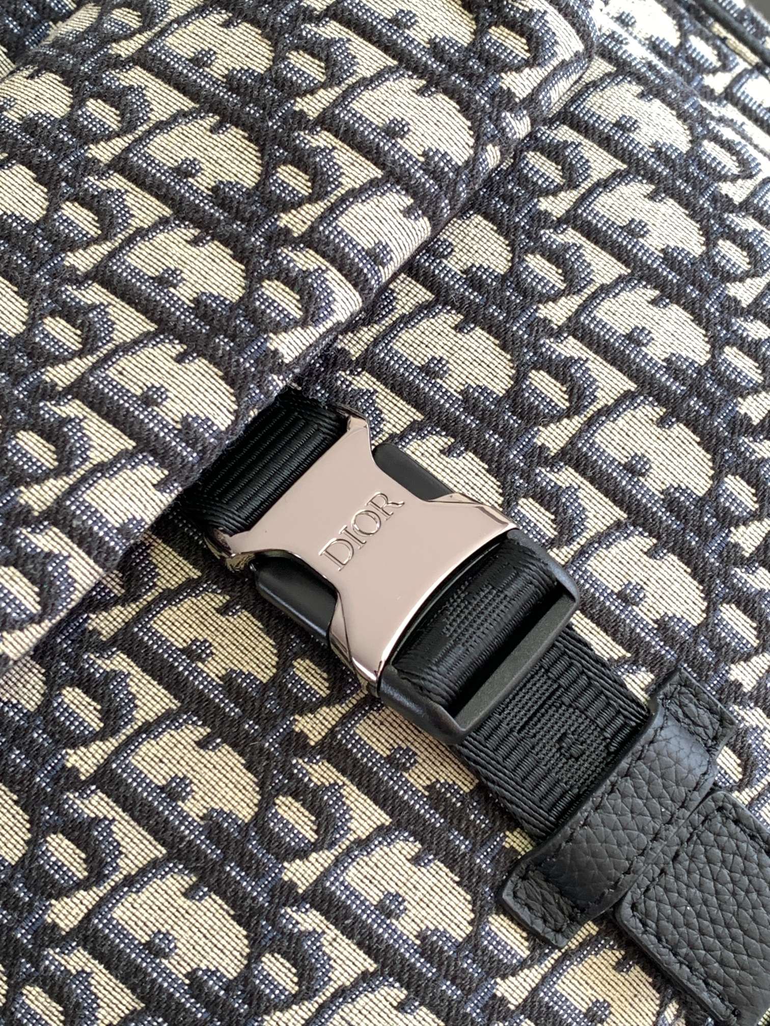 P1200 Dior Explorer collectionBeige and black Oblique print on all bodyBrass Dior logo on frontSide patch pockets with DIOR patchesInterior "DIOR" embossed logoFront flap pocket with DIOR logoAluminum buckleDual handlesChristian leather strap with Dior logoJacquard shoulder strap. Dior logo jacquardShoulder strapDetachable and adjustableCan be carried in hand or over the shoulderIncludes dust bagMade in ItalyMeasurements: 30 x 42 x 14.5 cm Model: 1ESSH069YIHMaterials: Oblique jacquard fabric, grained cowhide leather-High-quality imitation of the factory