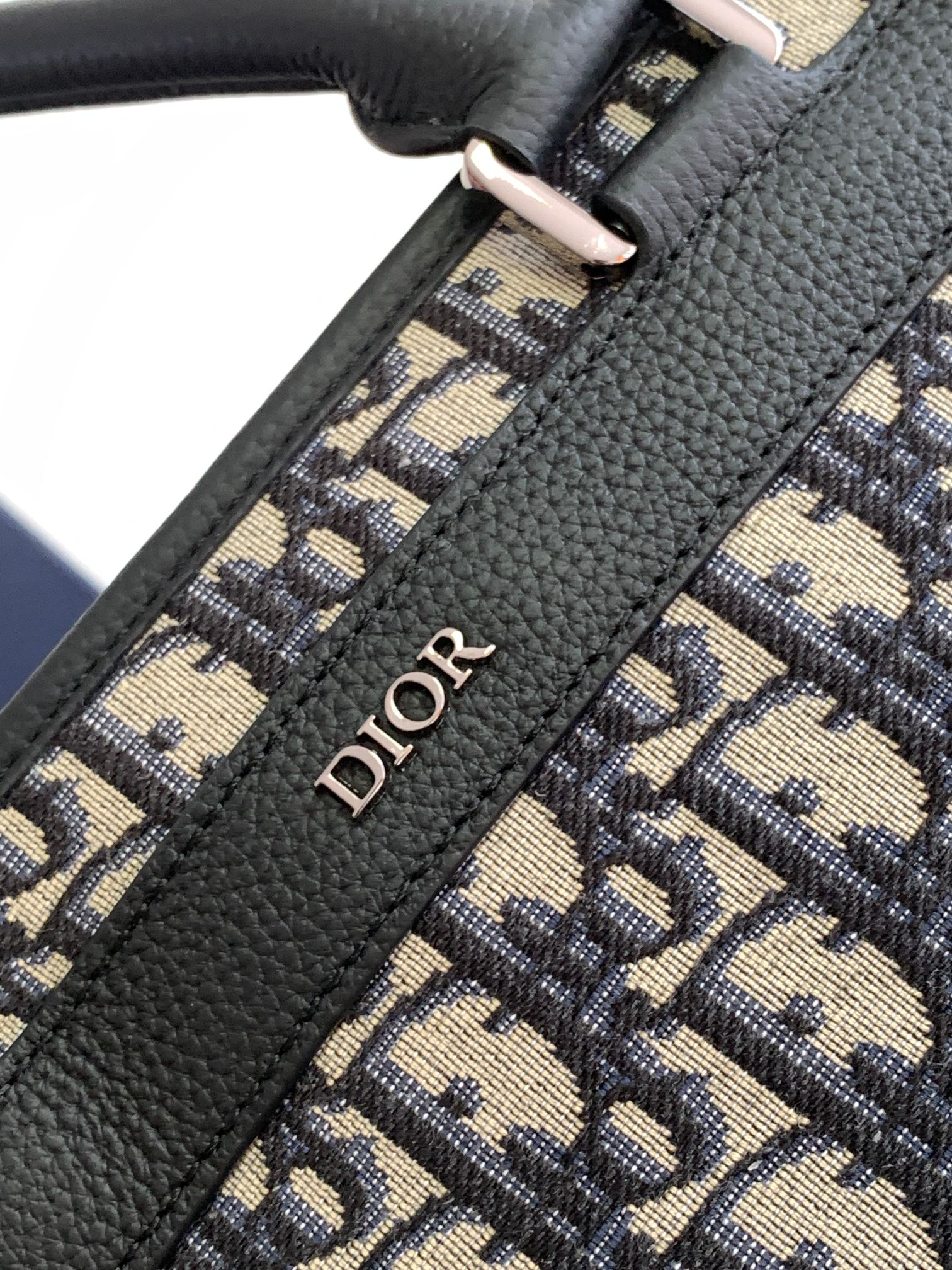 P1200 Dior Explorer collectionBeige and black Oblique print on all bodyBrass Dior logo on frontSide patch pockets with DIOR patchesInterior "DIOR" embossed logoFront flap pocket with DIOR logoAluminum buckleDual handlesChristian leather strap with Dior logoJacquard shoulder strap. Dior logo jacquardShoulder strapDetachable and adjustableCan be carried in hand or over the shoulderIncludes dust bagMade in ItalyMeasurements: 30 x 42 x 14.5 cm Model: 1ESSH069YIHMaterials: Oblique jacquard fabric, grained cowhide leather-High-quality imitation of the factory