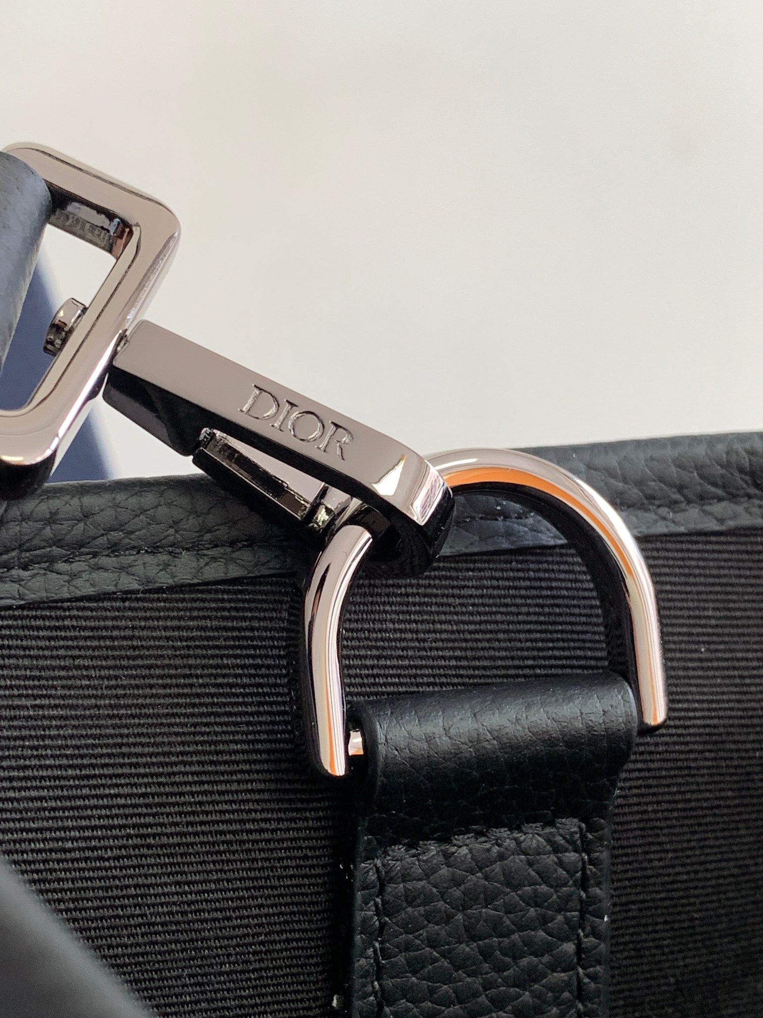 P1200 Dior Explorer collectionBeige and black Oblique print on all bodyBrass Dior logo on frontSide patch pockets with DIOR patchesInterior "DIOR" embossed logoFront flap pocket with DIOR logoAluminum buckleDual handlesChristian leather strap with Dior logoJacquard shoulder strap. Dior logo jacquardShoulder strapDetachable and adjustableCan be carried in hand or over the shoulderIncludes dust bagMade in ItalyMeasurements: 30 x 42 x 14.5 cm Model: 1ESSH069YIHMaterials: Oblique jacquard fabric, grained cowhide leather-High-quality imitation of the factory