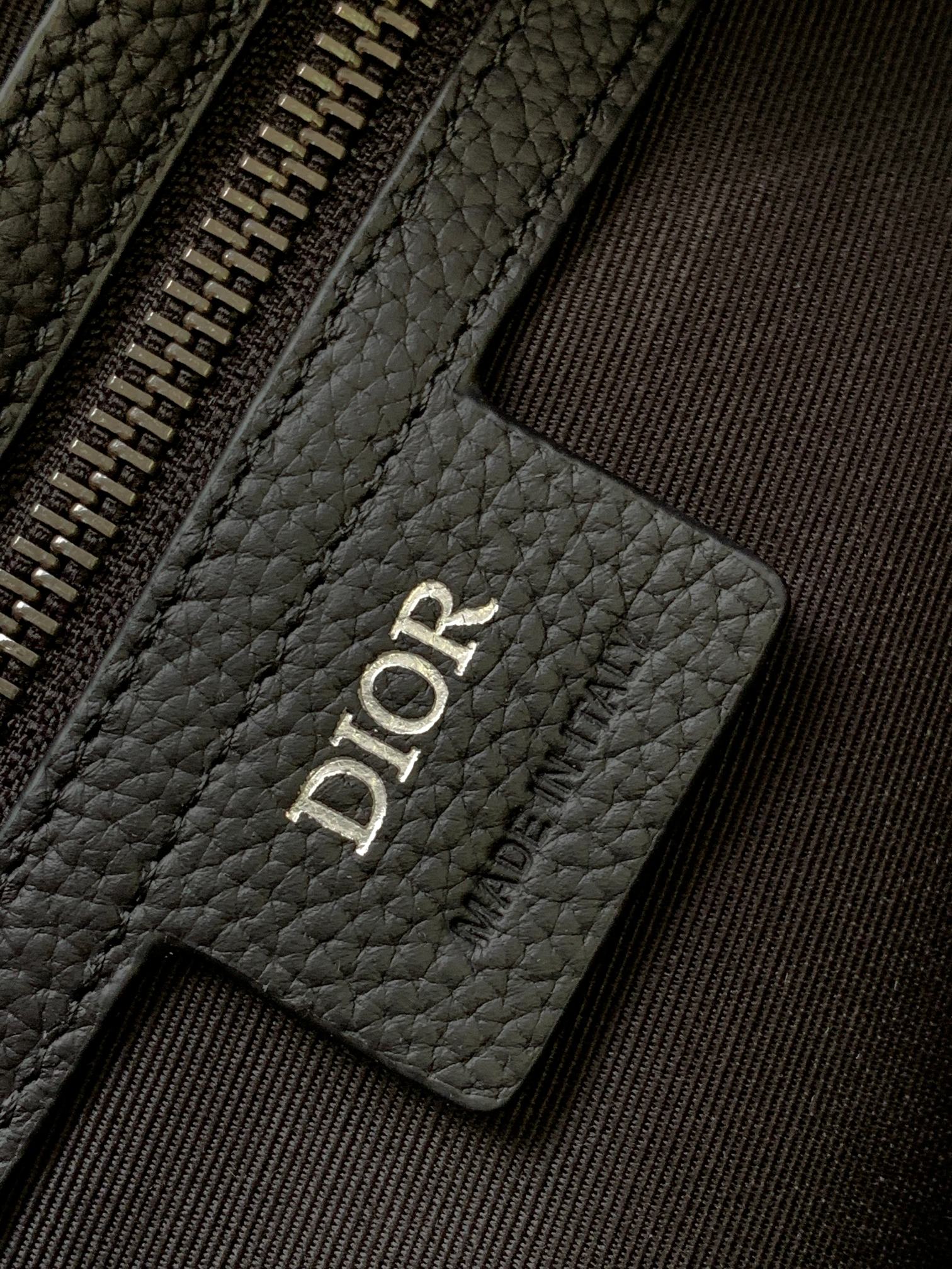 P1200 Dior Explorer collectionBeige and black Oblique print on all bodyBrass Dior logo on frontSide patch pockets with DIOR patchesInterior "DIOR" embossed logoFront flap pocket with DIOR logoAluminum buckleDual handlesChristian leather strap with Dior logoJacquard shoulder strap. Dior logo jacquardShoulder strapDetachable and adjustableCan be carried in hand or over the shoulderIncludes dust bagMade in ItalyMeasurements: 30 x 42 x 14.5 cm Model: 1ESSH069YIHMaterials: Oblique jacquard fabric, grained cowhide leather-High-quality imitation of the factory