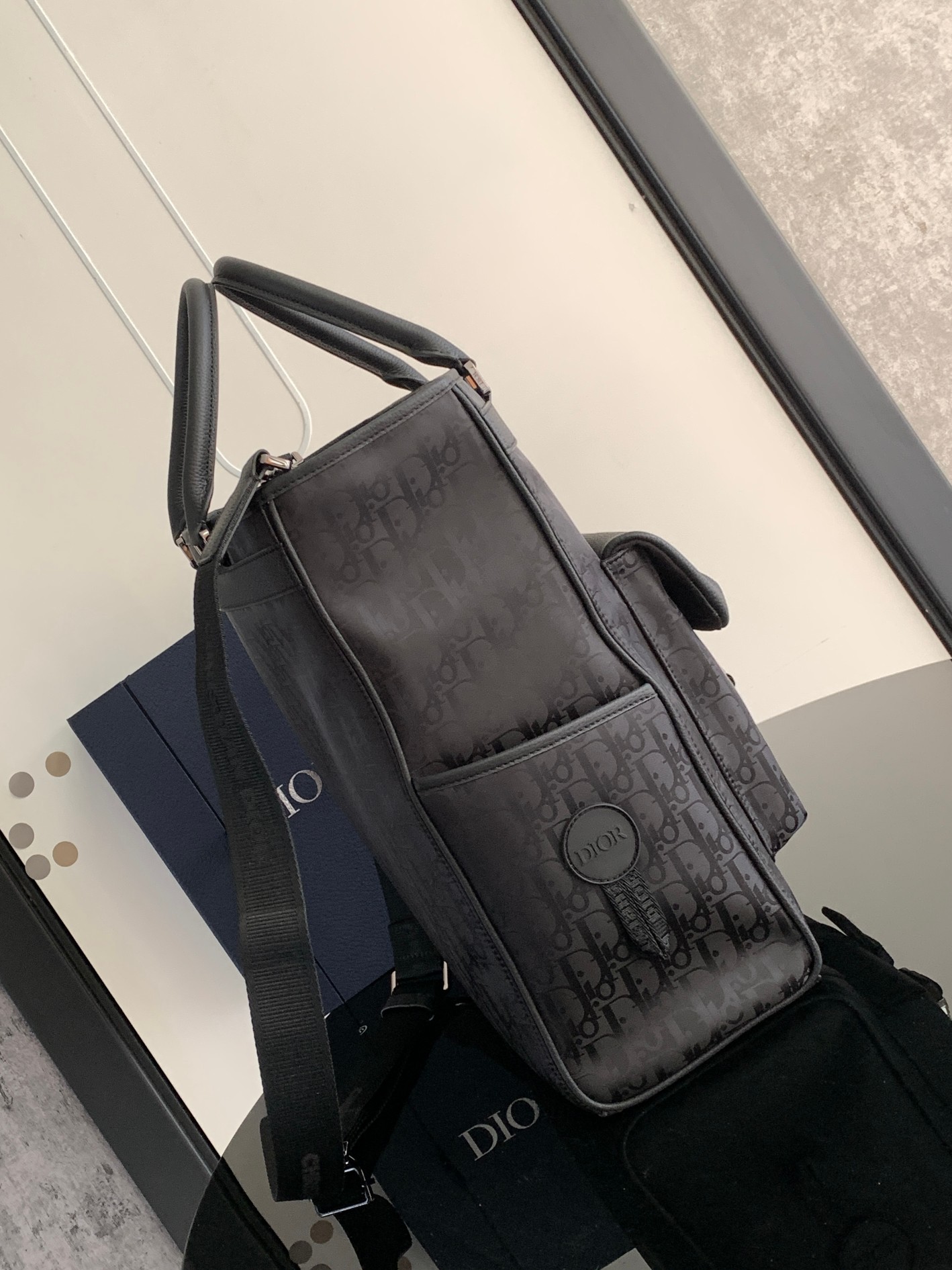 P1200 Dior Explorer collectionBeige and black Oblique print on all bodyBrass Dior logo on frontSide patch pockets with DIOR patchesInterior "DIOR" embossed logoFront flap pocket with DIOR logoAluminum buckleDual handlesChristian leather strap with Dior logoJacquard shoulder strap. Dior logo jacquardShoulder strapDetachable and adjustableCan be carried in hand or over the shoulderIncludes dust bagMade in ItalyMeasurements: 30 x 42 x 14.5 cm Model: 1ESSH069YIHMaterials: Oblique jacquard fabric, grained cowhide leather-High-quality imitations of the factory