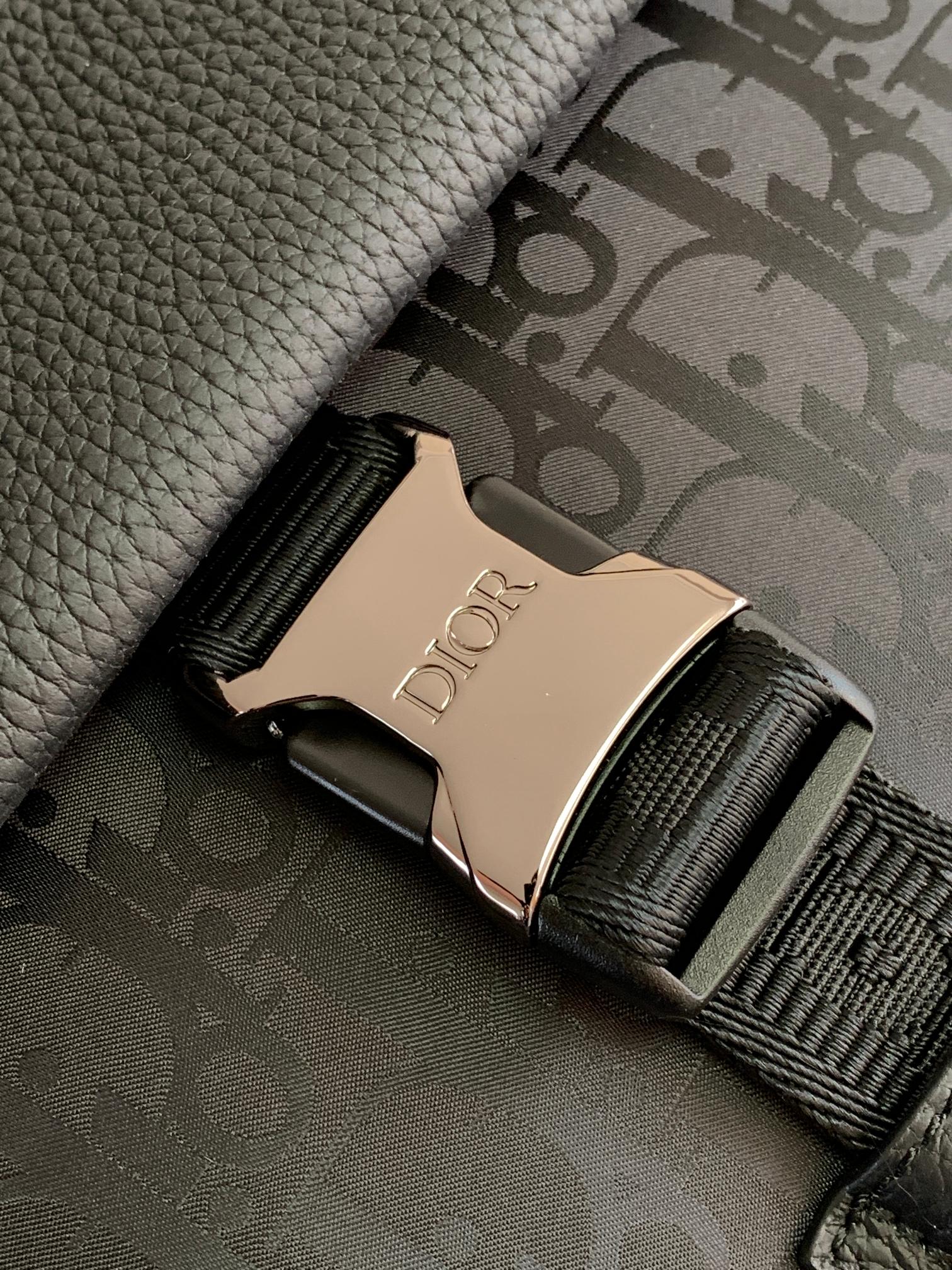 P1200 Dior Explorer collectionBeige and black Oblique print on all bodyBrass Dior logo on frontSide patch pockets with DIOR patchesInterior "DIOR" embossed logoFront flap pocket with DIOR logoAluminum buckleDual handlesChristian leather strap with Dior logoJacquard shoulder strap. Dior logo jacquardShoulder strapDetachable and adjustableCan be carried in hand or over the shoulderIncludes dust bagMade in ItalyMeasurements: 30 x 42 x 14.5 cm Model: 1ESSH069YIHMaterials: Oblique jacquard fabric, grained cowhide leather-High-quality imitations of the factory