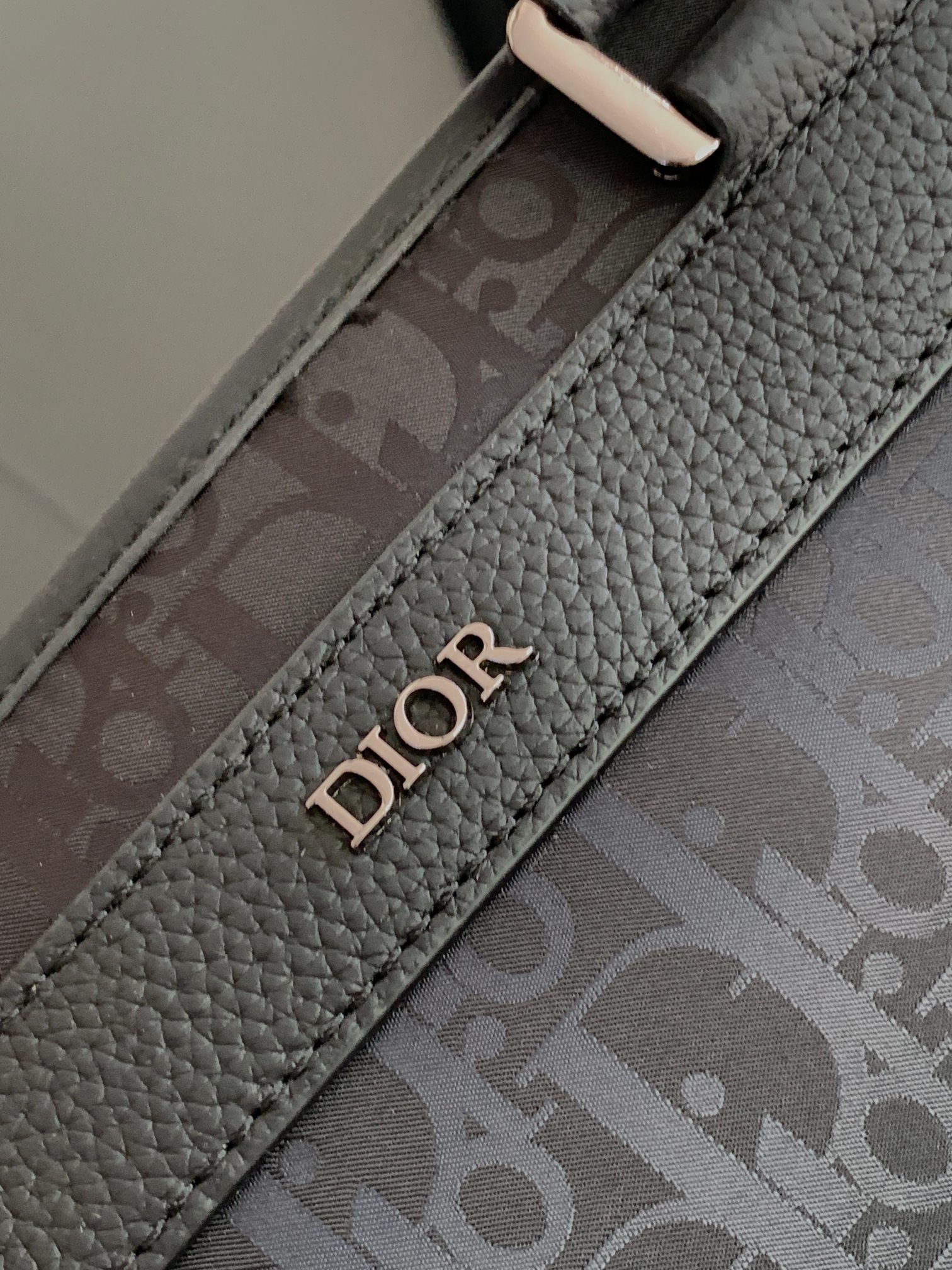 P1200 Dior Explorer collectionBeige and black Oblique print on all bodyBrass Dior logo on frontSide patch pockets with DIOR patchesInterior "DIOR" embossed logoFront flap pocket with DIOR logoAluminum buckleDual handlesChristian leather strap with Dior logoJacquard shoulder strap. Dior logo jacquardShoulder strapDetachable and adjustableCan be carried in hand or over the shoulderIncludes dust bagMade in ItalyMeasurements: 30 x 42 x 14.5 cm Model: 1ESSH069YIHMaterials: Oblique jacquard fabric, grained cowhide leather-High-quality imitations of the factory