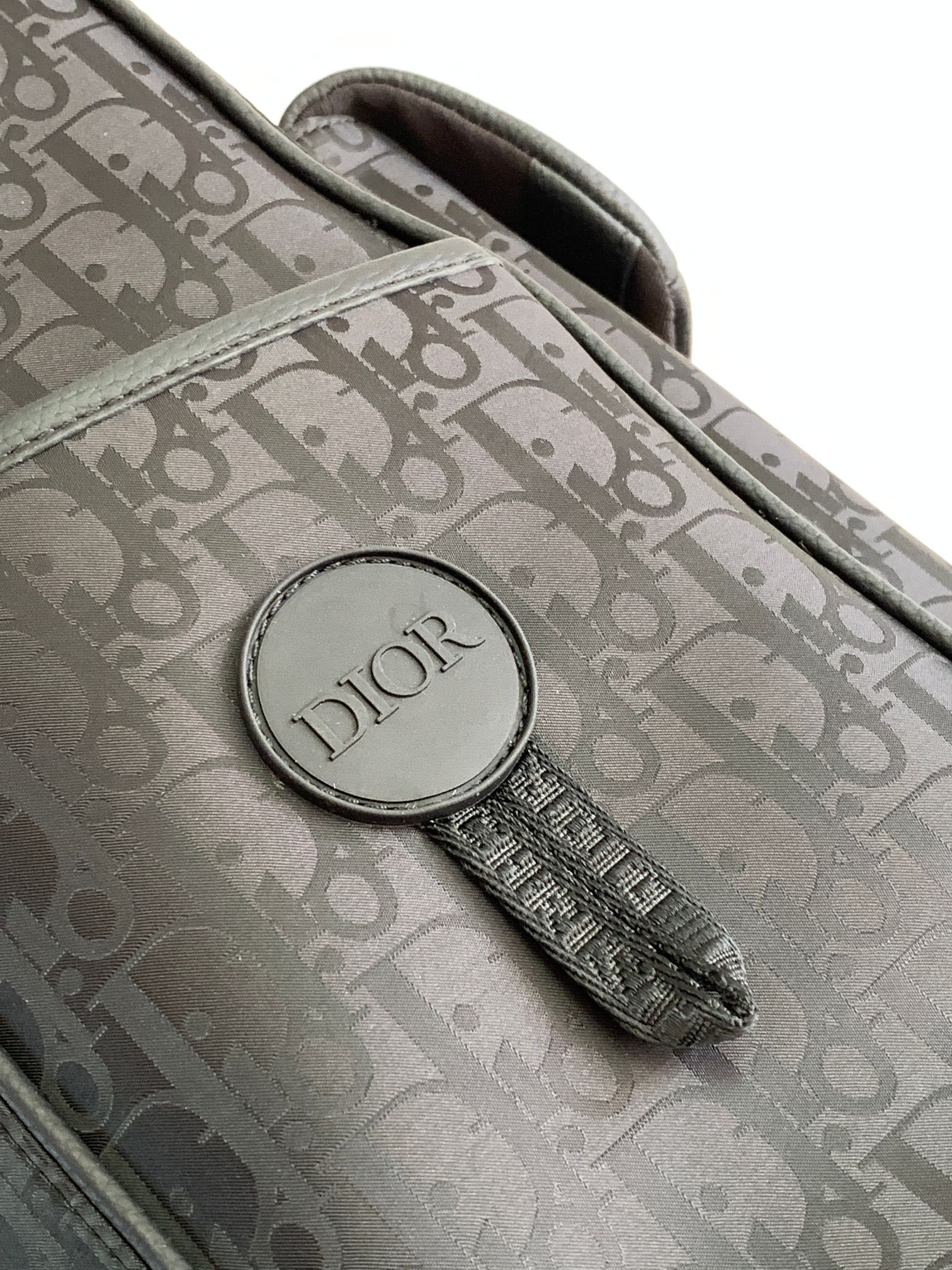 P1200 Dior Explorer collectionBeige and black Oblique print on all bodyBrass Dior logo on frontSide patch pockets with DIOR patchesInterior "DIOR" embossed logoFront flap pocket with DIOR logoAluminum buckleDual handlesChristian leather strap with Dior logoJacquard shoulder strap. Dior logo jacquardShoulder strapDetachable and adjustableCan be carried in hand or over the shoulderIncludes dust bagMade in ItalyMeasurements: 30 x 42 x 14.5 cm Model: 1ESSH069YIHMaterials: Oblique jacquard fabric, grained cowhide leather-High-quality imitations of the factory