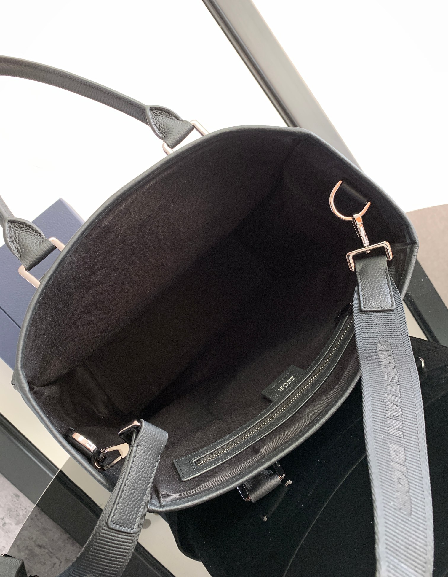 P1200 Dior Explorer collectionBeige and black Oblique print on all bodyBrass Dior logo on frontSide patch pockets with DIOR patchesInterior "DIOR" embossed logoFront flap pocket with DIOR logoAluminum buckleDual handlesChristian leather strap with Dior logoJacquard shoulder strap. Dior logo jacquardShoulder strapDetachable and adjustableCan be carried in hand or over the shoulderIncludes dust bagMade in ItalyMeasurements: 30 x 42 x 14.5 cm Model: 1ESSH069YIHMaterials: Oblique jacquard fabric, grained cowhide leather-High-quality imitations of the factory