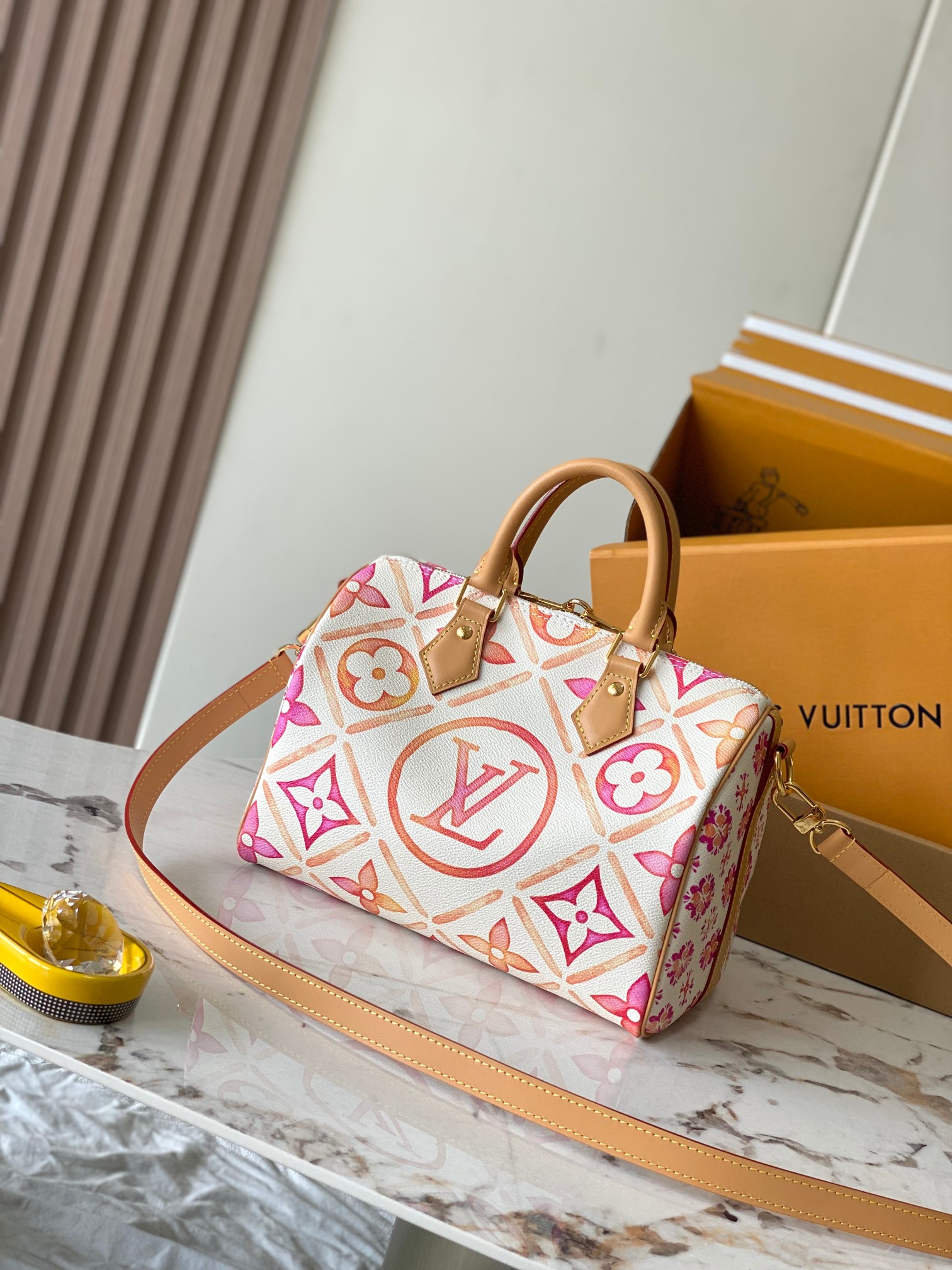 p2000 pink summer blue pillow bag speedy series seasonal new SPEEDY BANDOULIÈRE 25 handbags Model: 11264 pink dynamic chip Material: A grade all-steel hardware imported original fabrics Packaging: a full set of the original duty-free M Boberly package Size: 25 * 19 * 15CM - high imitation factory