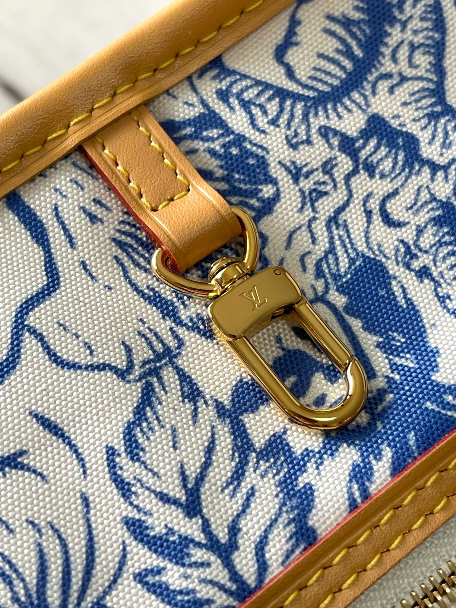p2100 blue summer blue Seasonal new Neverfull Medium Handbag Model: 11263 Blue Dynamic Chip Material: A grade all-steel hardware imported original fabrics Packaging: a full set of the original duty-free M Boberly package Size: 31 * 28 * 14CM-High-fashion Factory