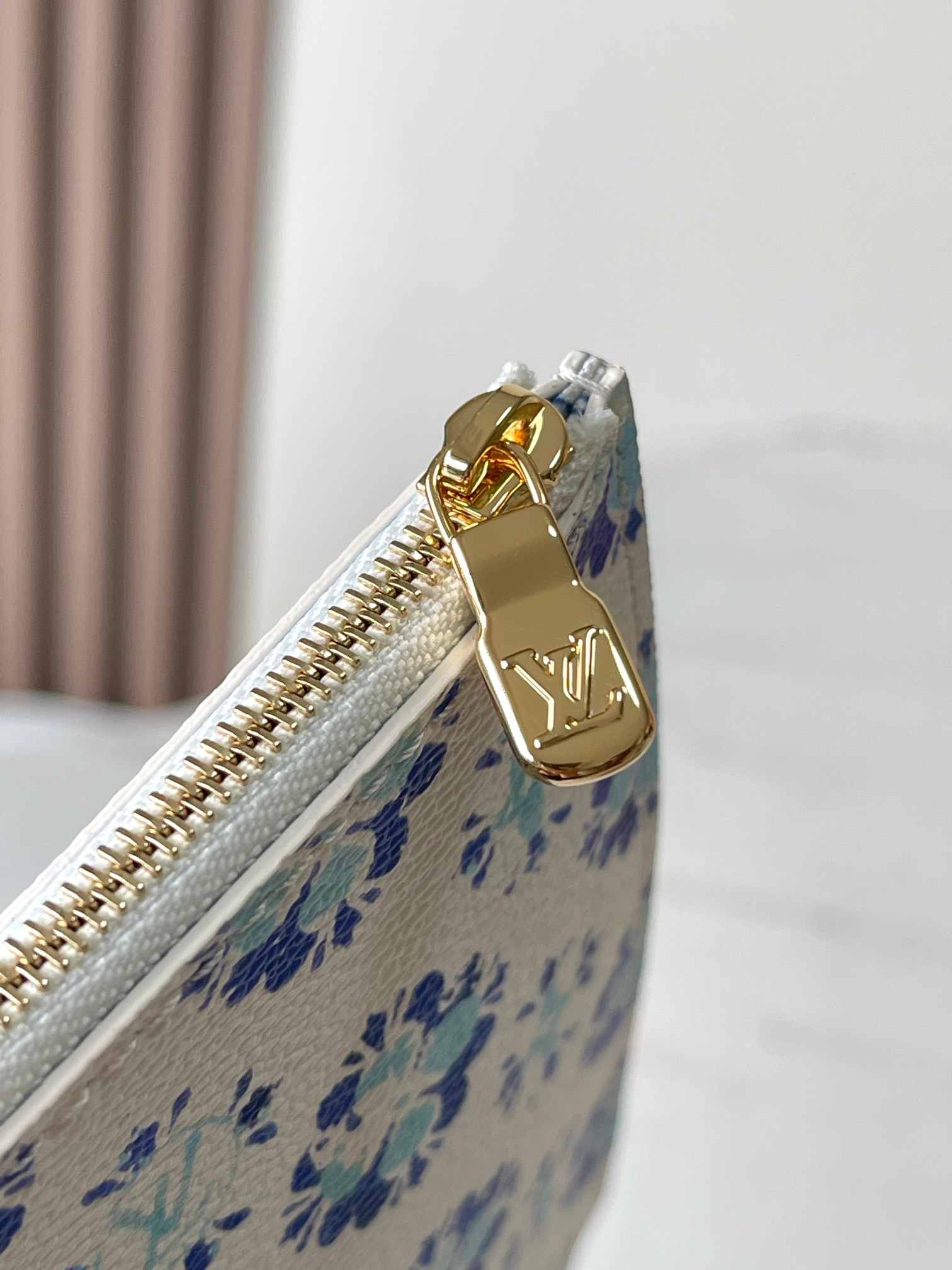 p2100 blue summer blue Seasonal new Neverfull Medium Handbag Model: 11263 Blue Dynamic Chip Material: A grade all-steel hardware imported original fabrics Packaging: a full set of the original duty-free M Boberly package Size: 31 * 28 * 14CM-High-fashion Factory