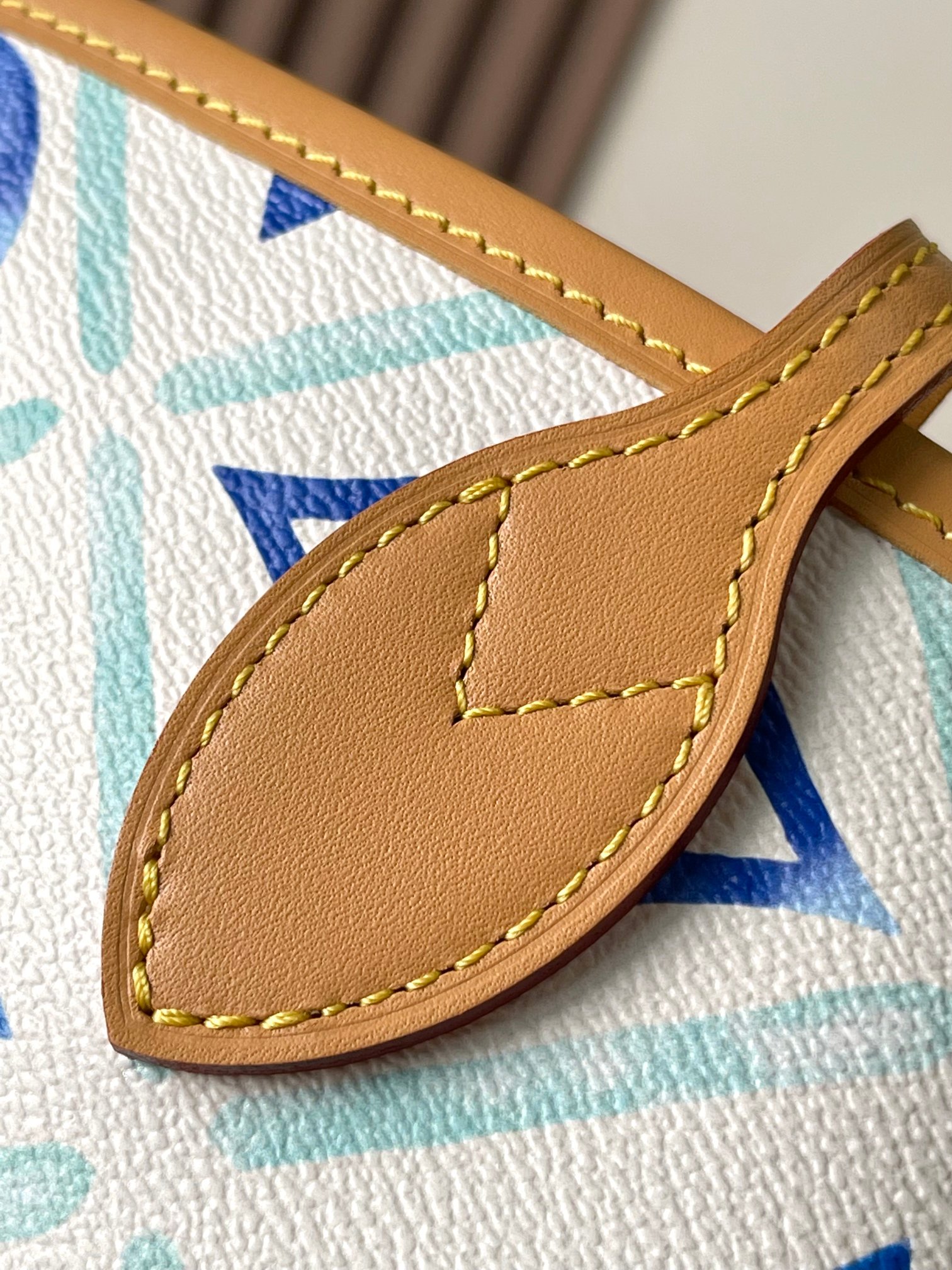p2100 blue summer blue Seasonal new Neverfull Medium Handbag Model: 11263 Blue Dynamic Chip Material: A grade all-steel hardware imported original fabrics Packaging: a full set of the original duty-free M Boberly package Size: 31 * 28 * 14CM-High-fashion Factory
