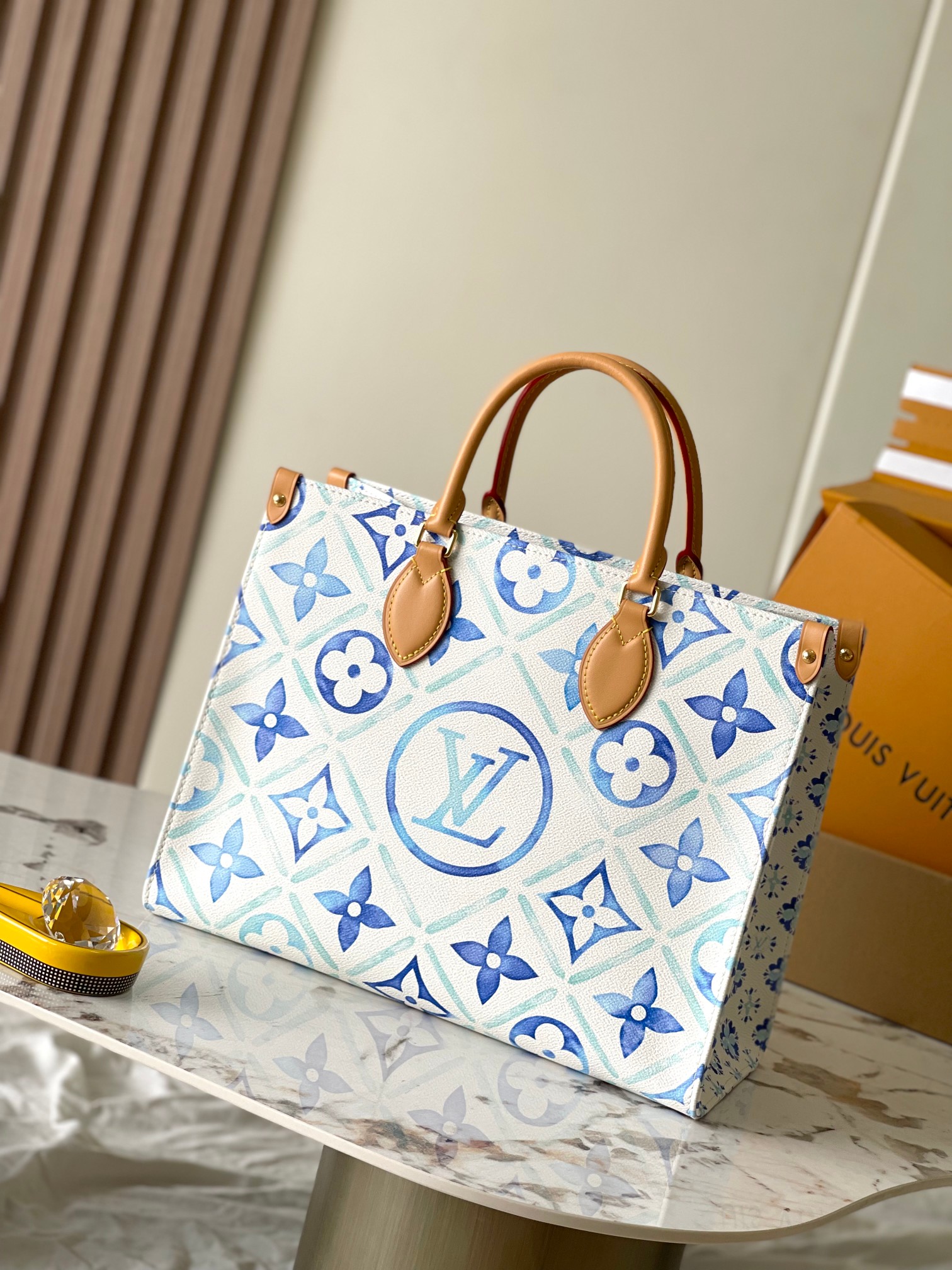 Picture [3]-p1960ONTHEGO Medium Handbags Model: M11262 Dynamic ChipMaterials: A-grade all-steel hardware imported original fabricsPackaging: a full set of original duty-free M Bobberly loadedSize: 35 * 27 * 14CM-High Faux Bags