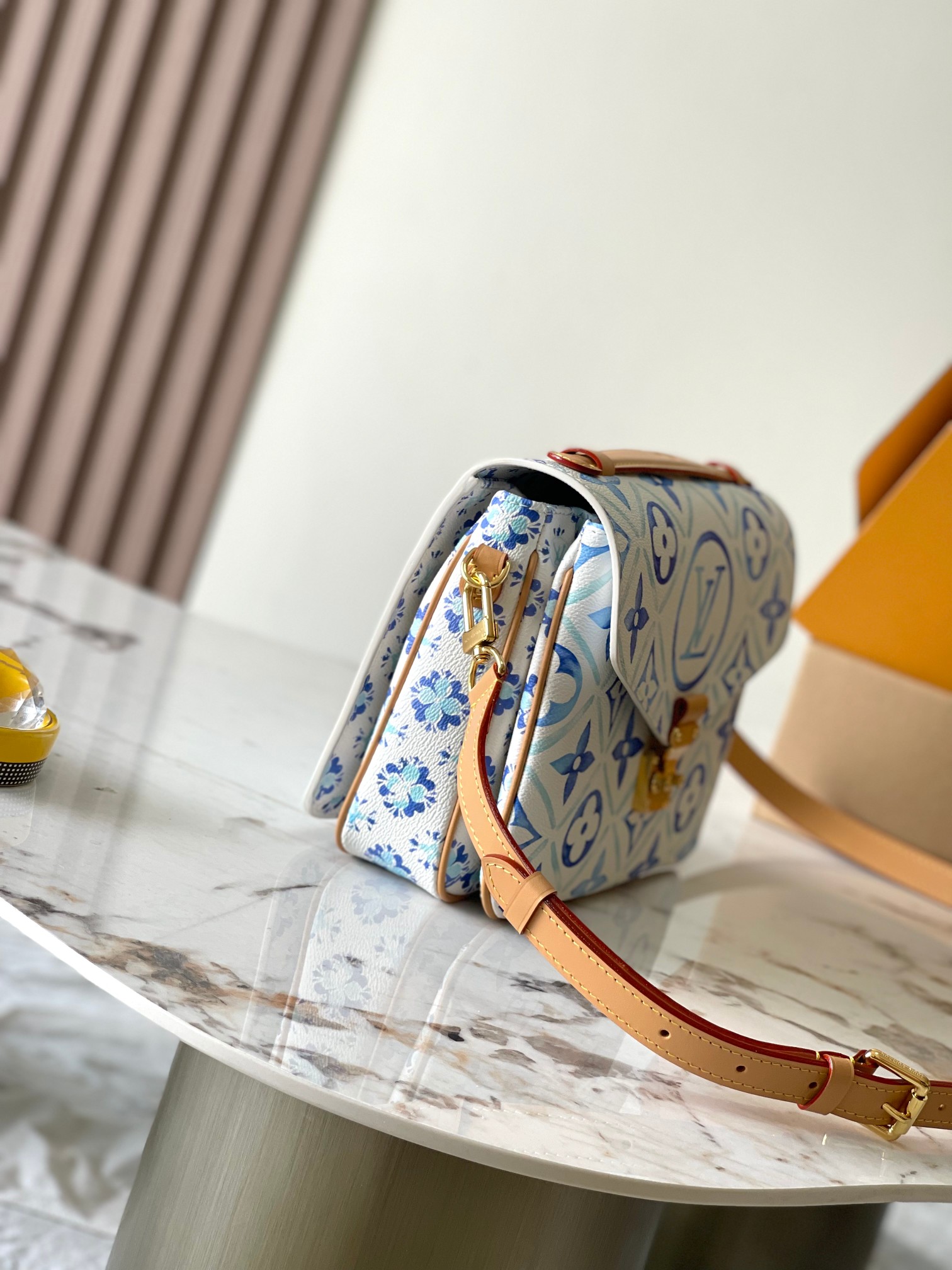 Picture [2]-p2020 Flower Cylinder Messenger Bag Series Pochette Métis Hr Handbags Model: M11461 Blue Material: A grade all-steel hardware imported original fabrics Packaging: a full set of original duty-free M Berberi installed Dimensions: 25 * 19 * 7CM-high-fashion bags
