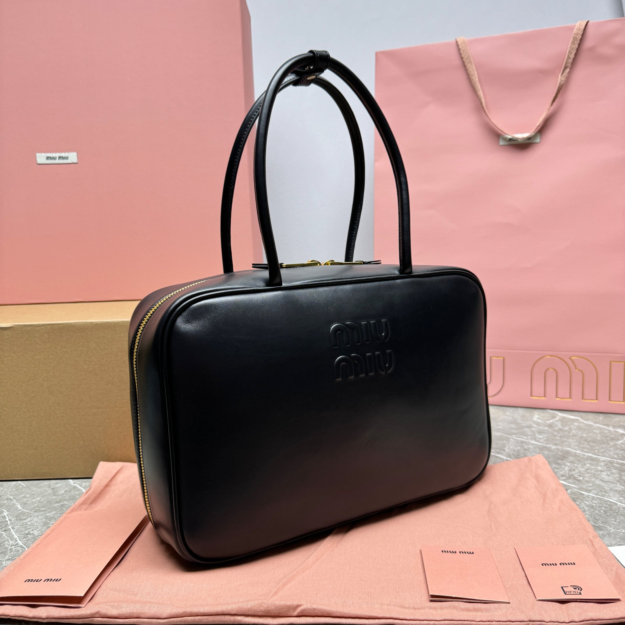 P1760✔️ M💕New Briefcase👉5BB117This year's major brands have adopted the fashion elements of the fire of the whole network canvas lining this bag is cool to frame the exquisite multi-functional design of a blend of men's and women's elements of casual lethargy naturally free flowing full of personality oversized capacity is also very lightweight minimalist but not simple the major fashion wrestler almost manually a Size: 34X23X12cm