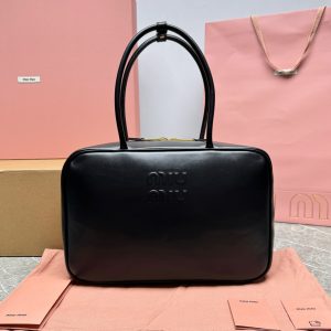 P1760✔️ M💕New Briefcase👉5BB117This year's major brands have adopted the fashion elements of the fire of the whole network canvas lining this bag is cool to frame the exquisite multi-functional design of a blend of men's and women's elements of casual lethargy naturally free flowing full of personality oversized capacity is also very lightweight minimalist but not simple the major fashion wrestler almost manually a Size: 34X23X12cm