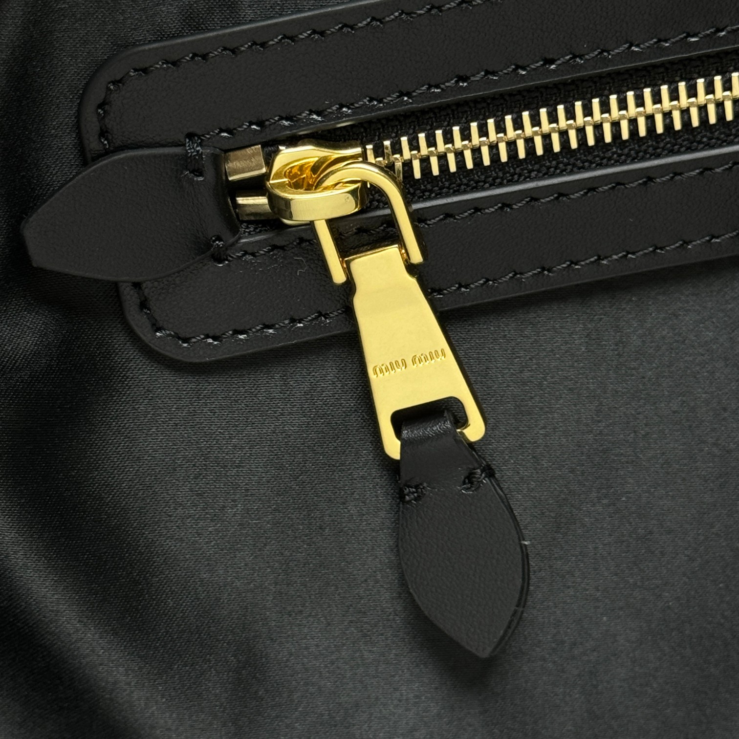 P1760✔️ M💕New Briefcase👉5BB117This year's major brands have adopted the fashion elements of the fire of the whole network canvas lining this bag is cool to frame the exquisite multi-functional design of a blend of men's and women's elements of casual lethargy naturally free flowing full of personality oversized capacity is also very lightweight minimalist but not simple the major fashion wrestler almost manually a Size: 34X23X12cm