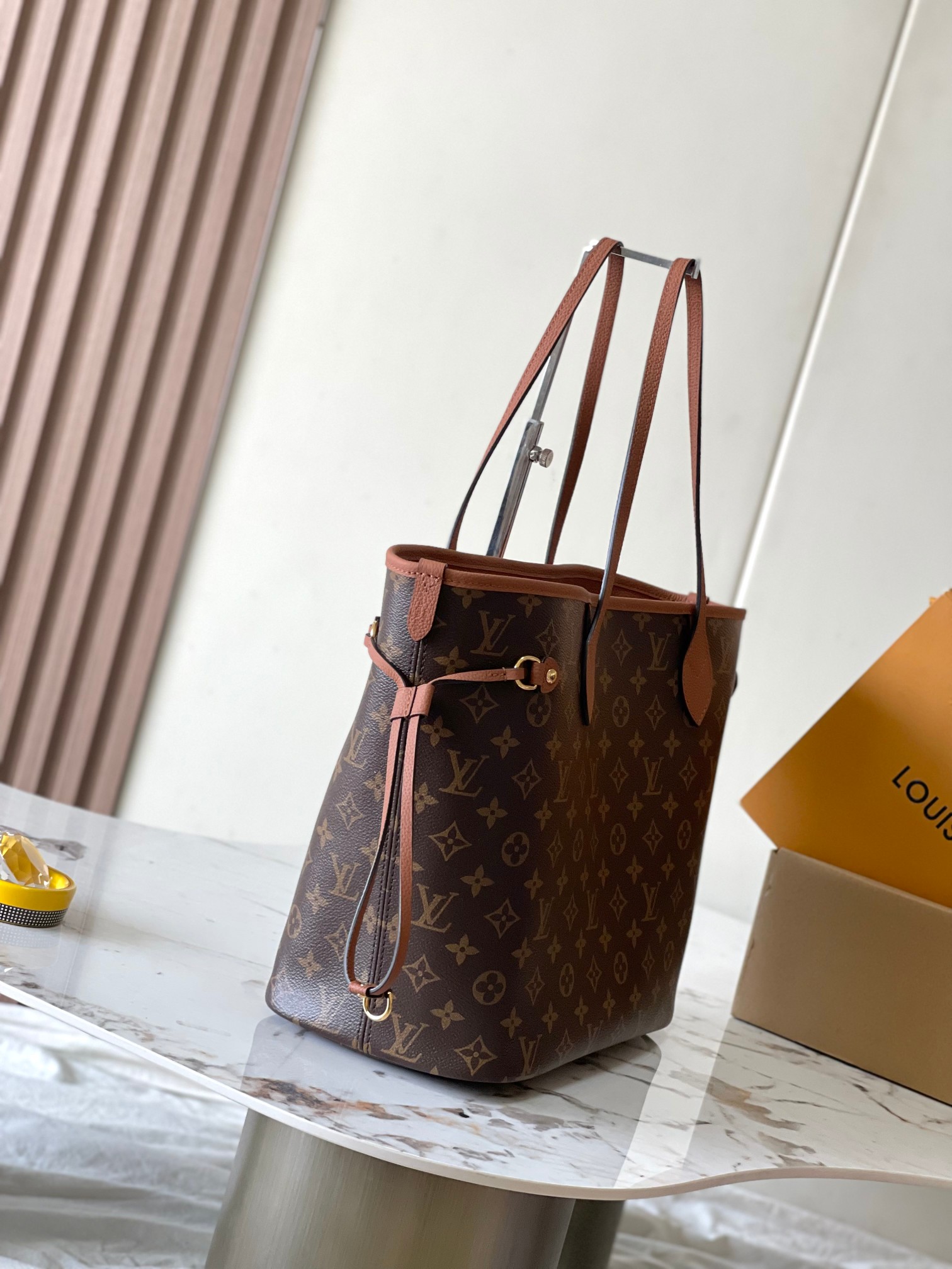 p2260 Neverfull Inside Out Medium Handbags This season's interpretation of the classic design of the double-sided version Model: M12061 brown Material: A grade all-steel hardware imported original cowhide Packaging: a full set of the original duty-free M Berberi loaded Size: 31 * 28 * 14CM - high imitation factory