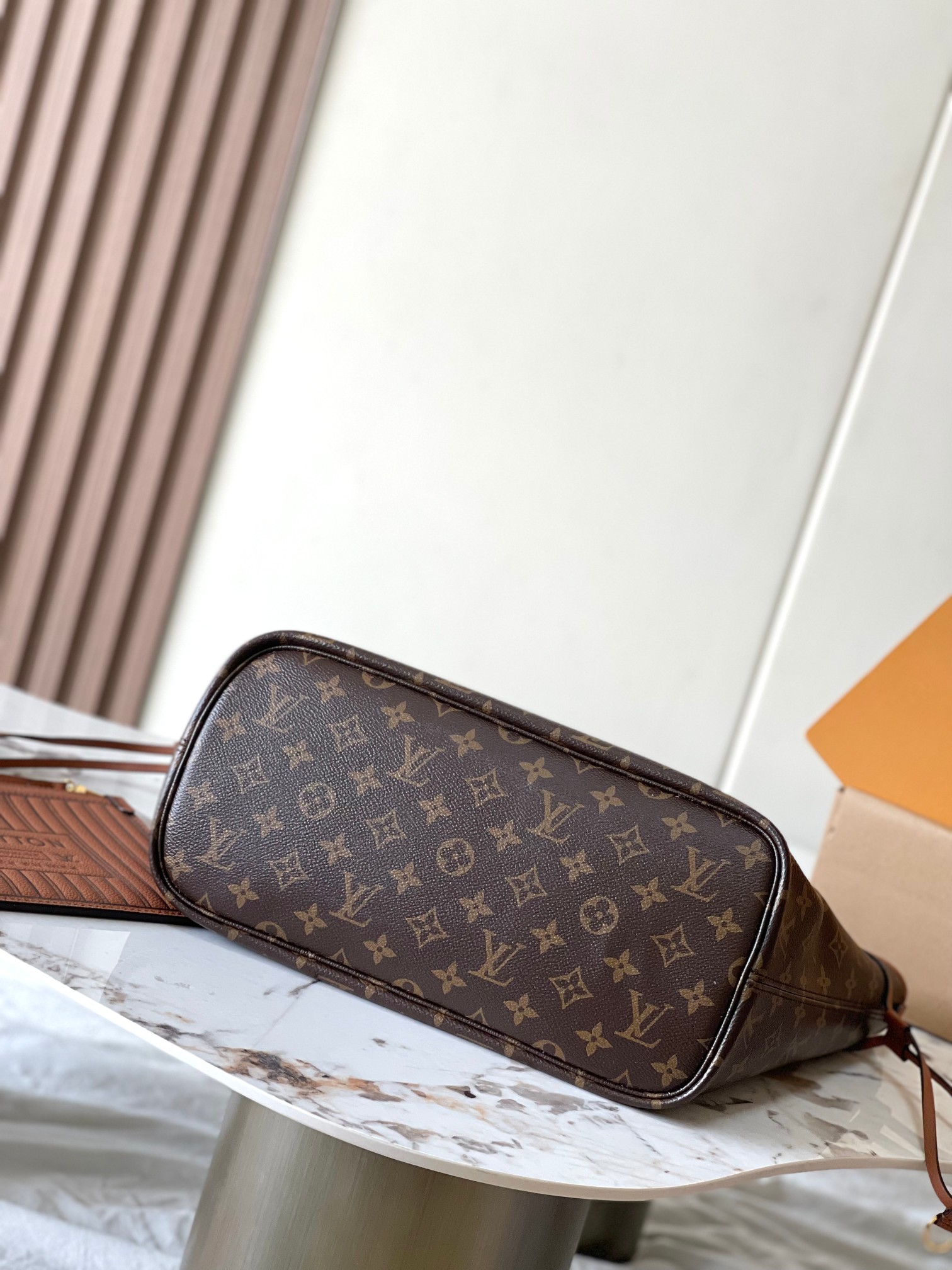 p2260 Neverfull Inside Out Medium Handbags This season's interpretation of the classic design of the double-sided version Model: M12061 brown Material: A grade all-steel hardware imported original cowhide Packaging: a full set of the original duty-free M Berberi loaded Size: 31 * 28 * 14CM - high imitation factory