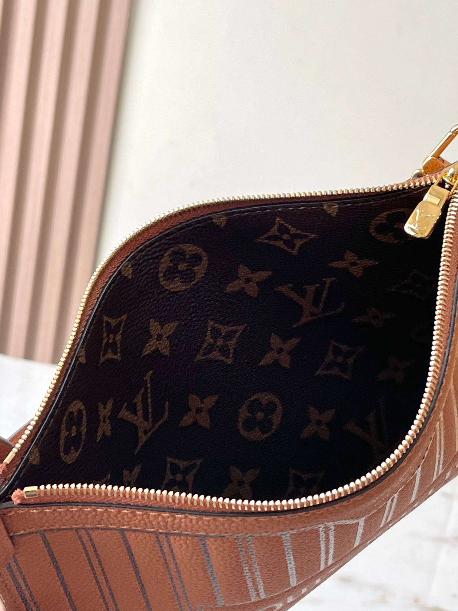 p2260 Neverfull Inside Out Medium Handbags This season's interpretation of the classic design of the double-sided version Model: M12061 brown Material: A grade all-steel hardware imported original cowhide Packaging: a full set of the original duty-free M Berberi loaded Size: 31 * 28 * 14CM - high imitation factory